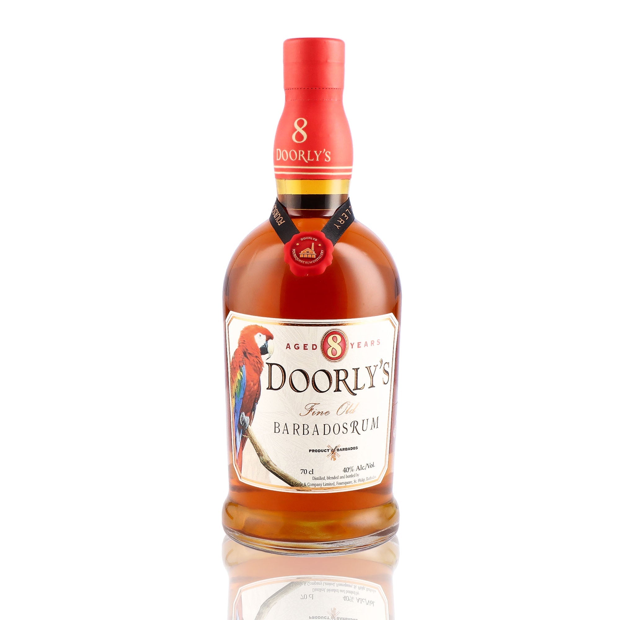 Une bouteille de rhum blanc, de la marque Doorly's, nommée macaw.