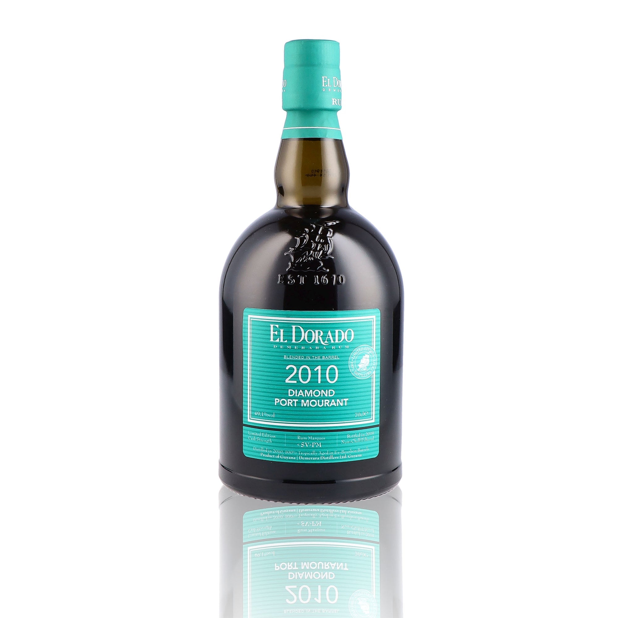 Une bouteille de rhum vieux, de la marque El Dorado, nommée Diamond Port Mourant, du millésime 2010.