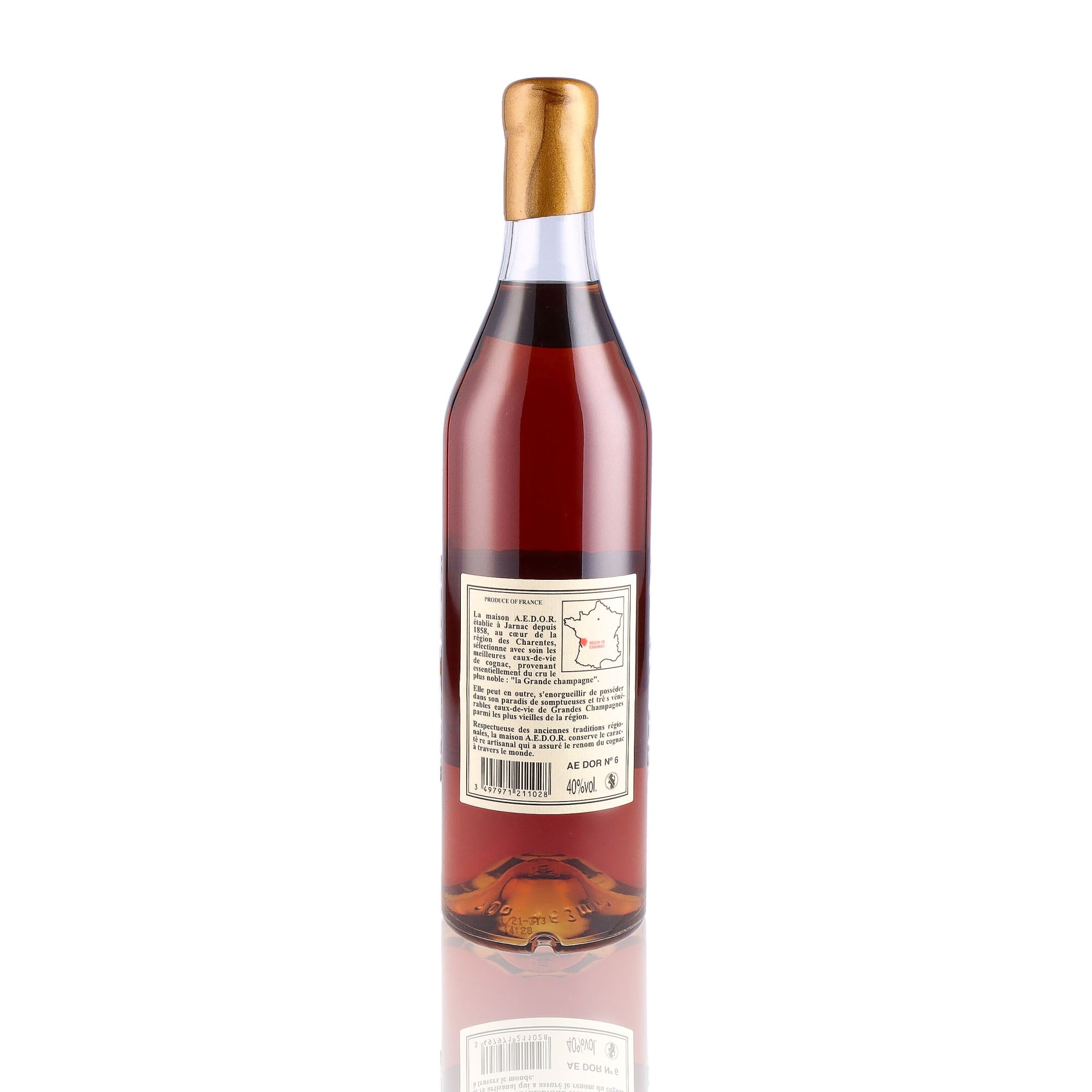 Une bouteille de Cognac, de la marque A.E DOR, nommée Vieille Réserve N°6 Grande Champagne.