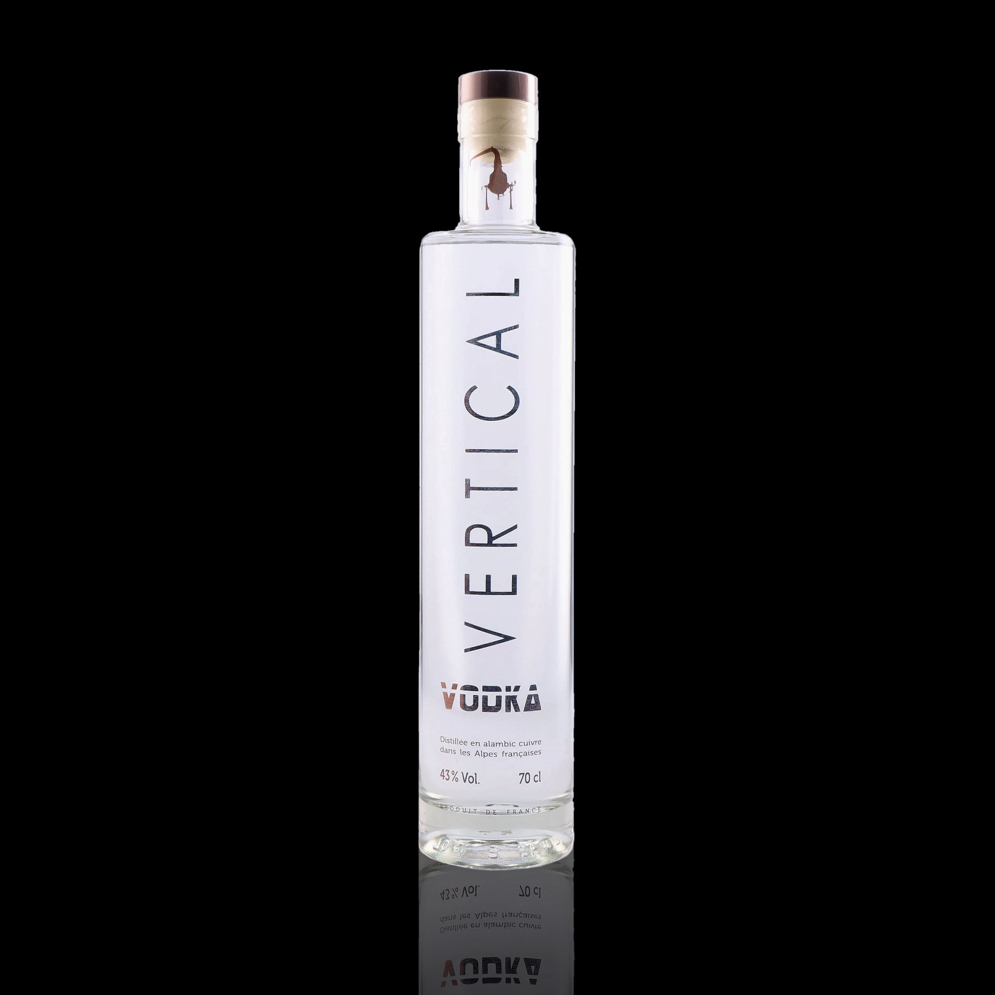 Une bouteille de Vodka, de la marque Vertical.