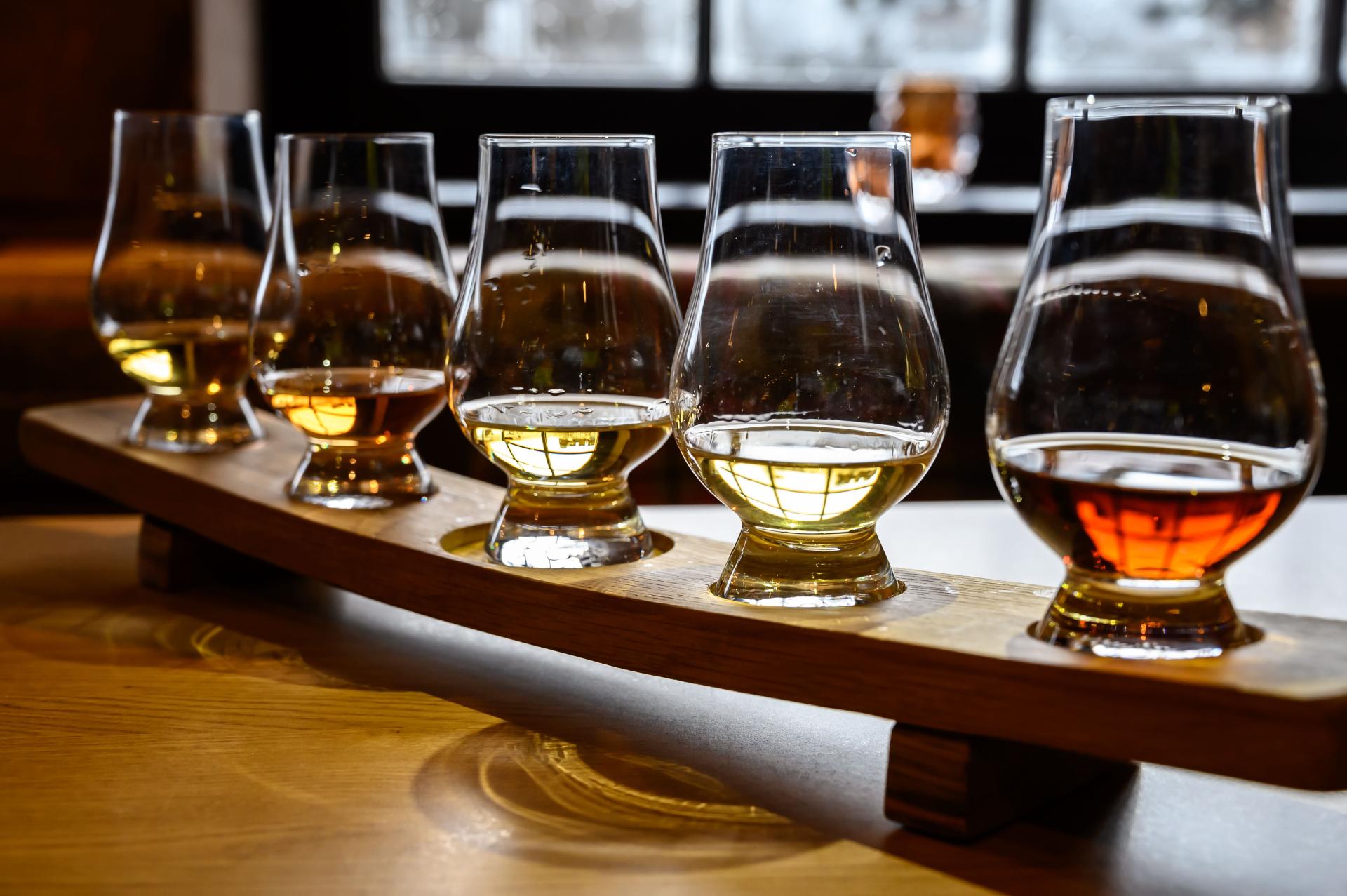 Comment déguster un whisky : du verre à la langue