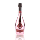 Une bouteille de champagne de la marque Armand de Brignac, de type rosé.