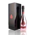 Une bouteille de champagne de la marque Armand de Brignac, de type rosé.