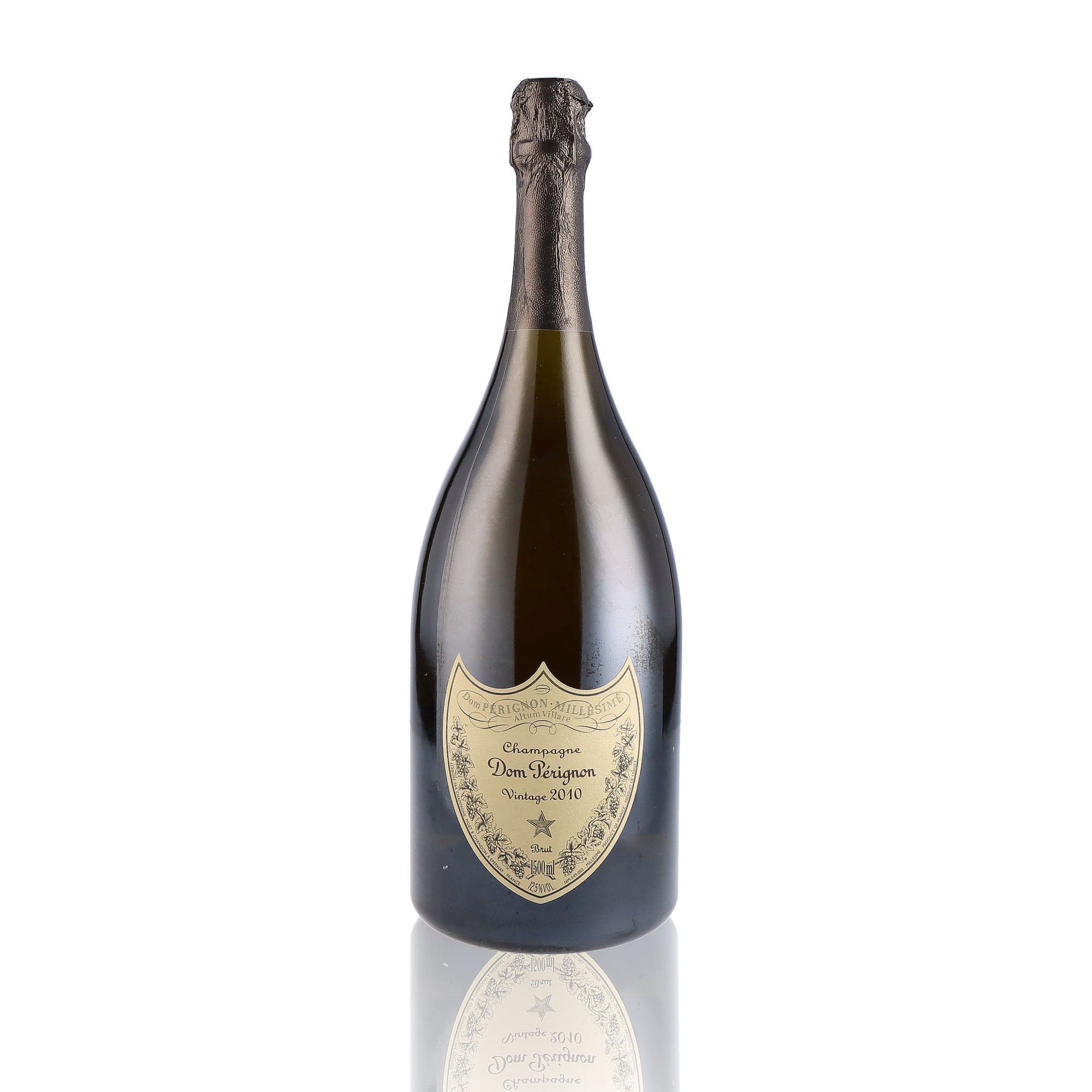 Une bouteille de champagne de la marque Dom Perignon, de type brut, millésime 2010, en version magnum.
