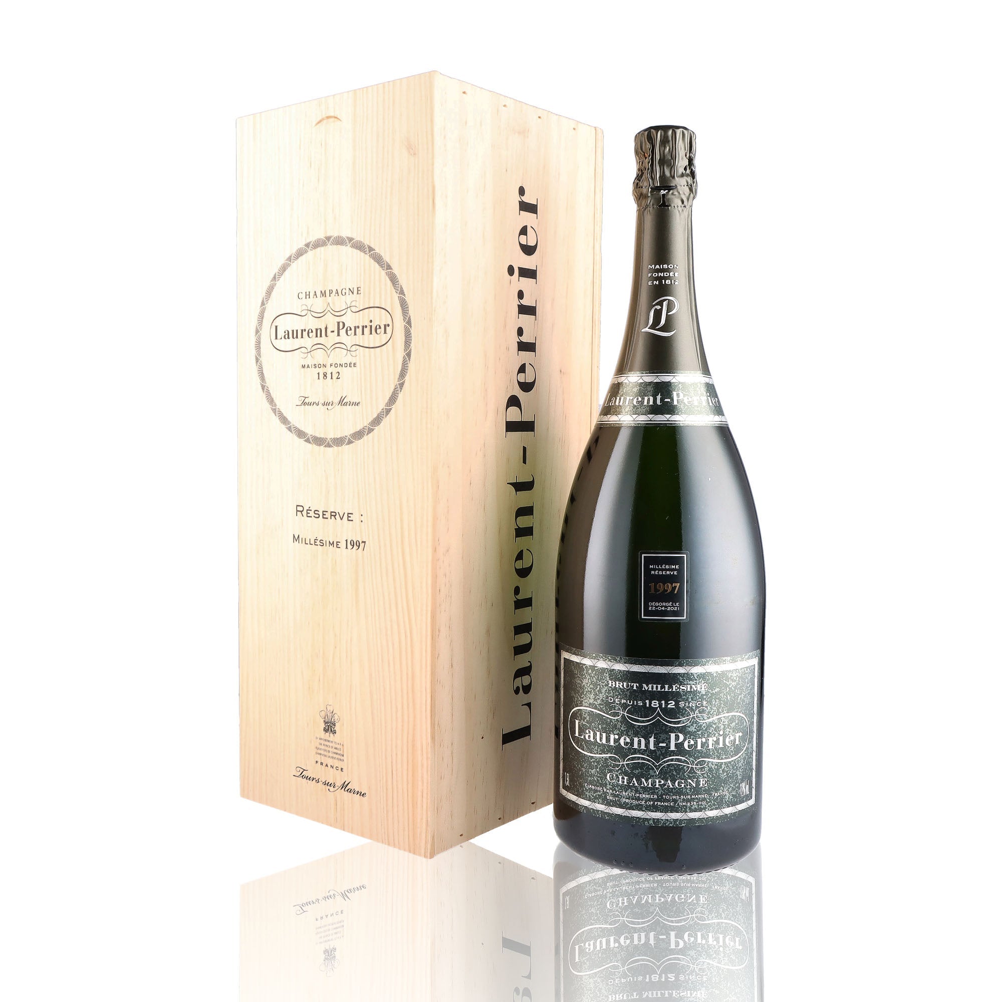 Une bouteille de champagne de la marque Laurent Perrier, de type brut, millésime 1997.