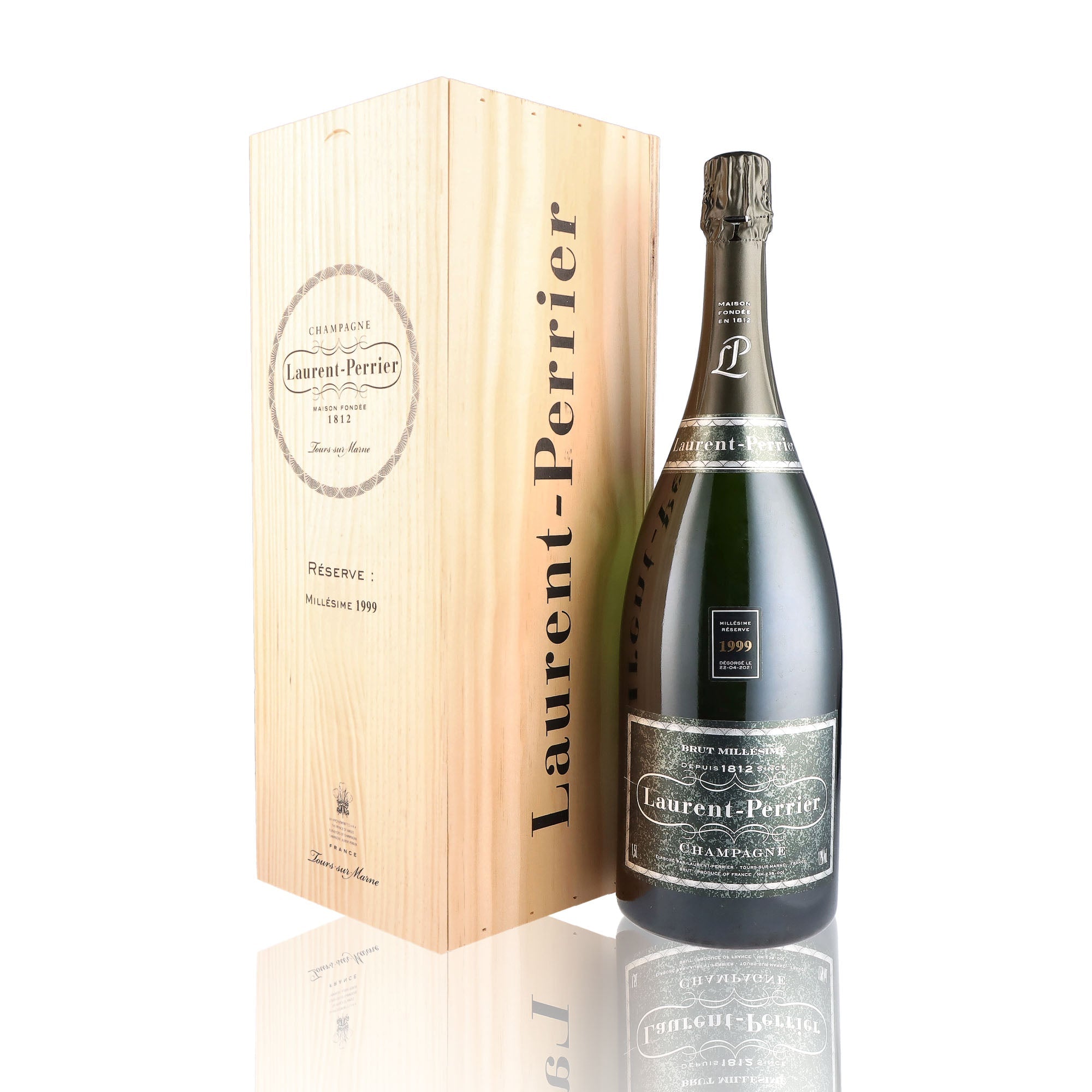 Une bouteille de champagne de la marque Laurent Perrier, de type brut, millésime 1999.