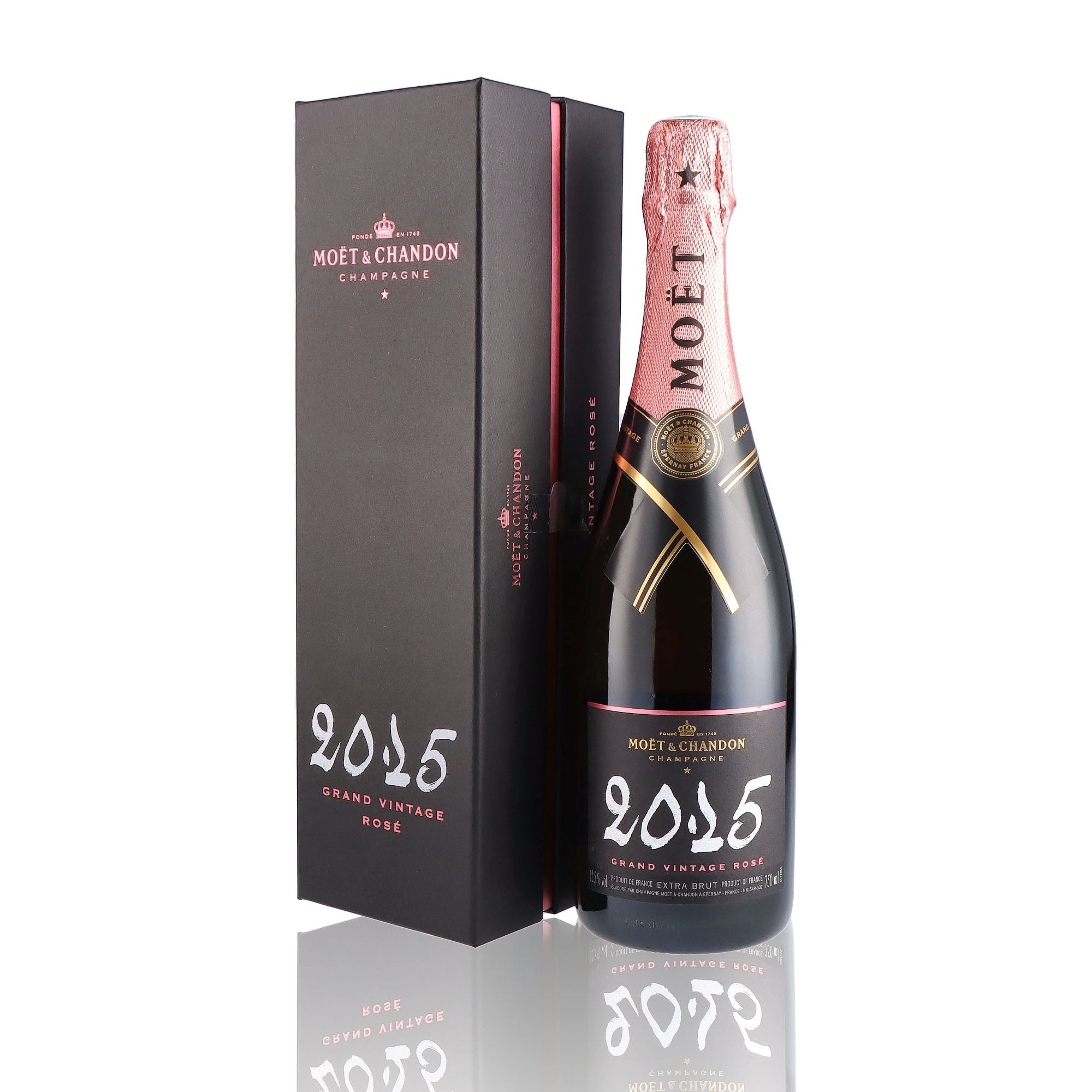 Une bouteille de champagne de la marque Moët et Chandon, de type rosé, nommée grand vintage, millésime 2015.