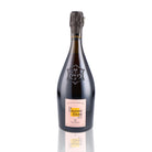 Une bouteille de champagne de la marque Veuve Clicquot, de type rosé, nommée la grande dame.