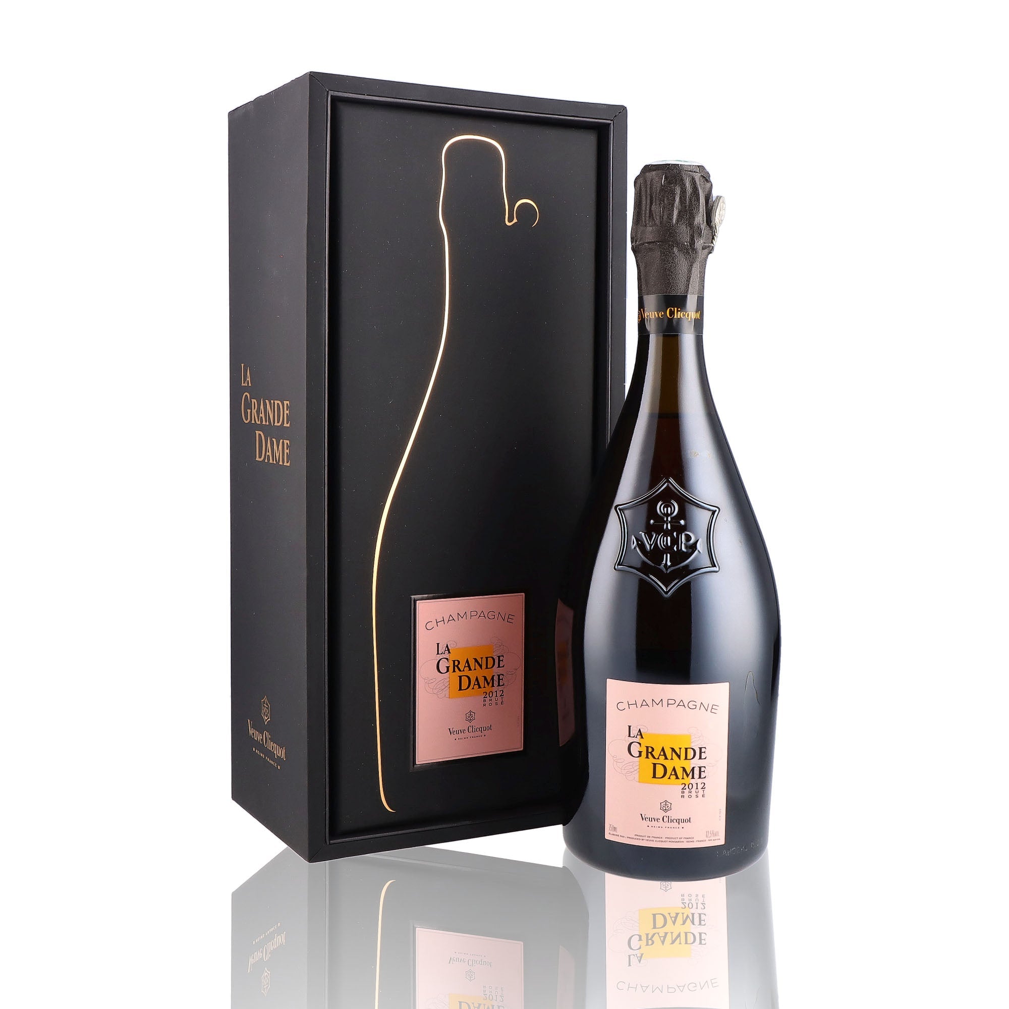 Une bouteille de champagne de la marque Veuve Clicquot, de type rosé, nommée la grande dame.