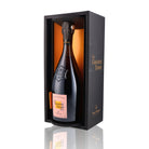 Une bouteille de champagne de la marque Veuve Clicquot, de type rosé, nommée la grande dame.