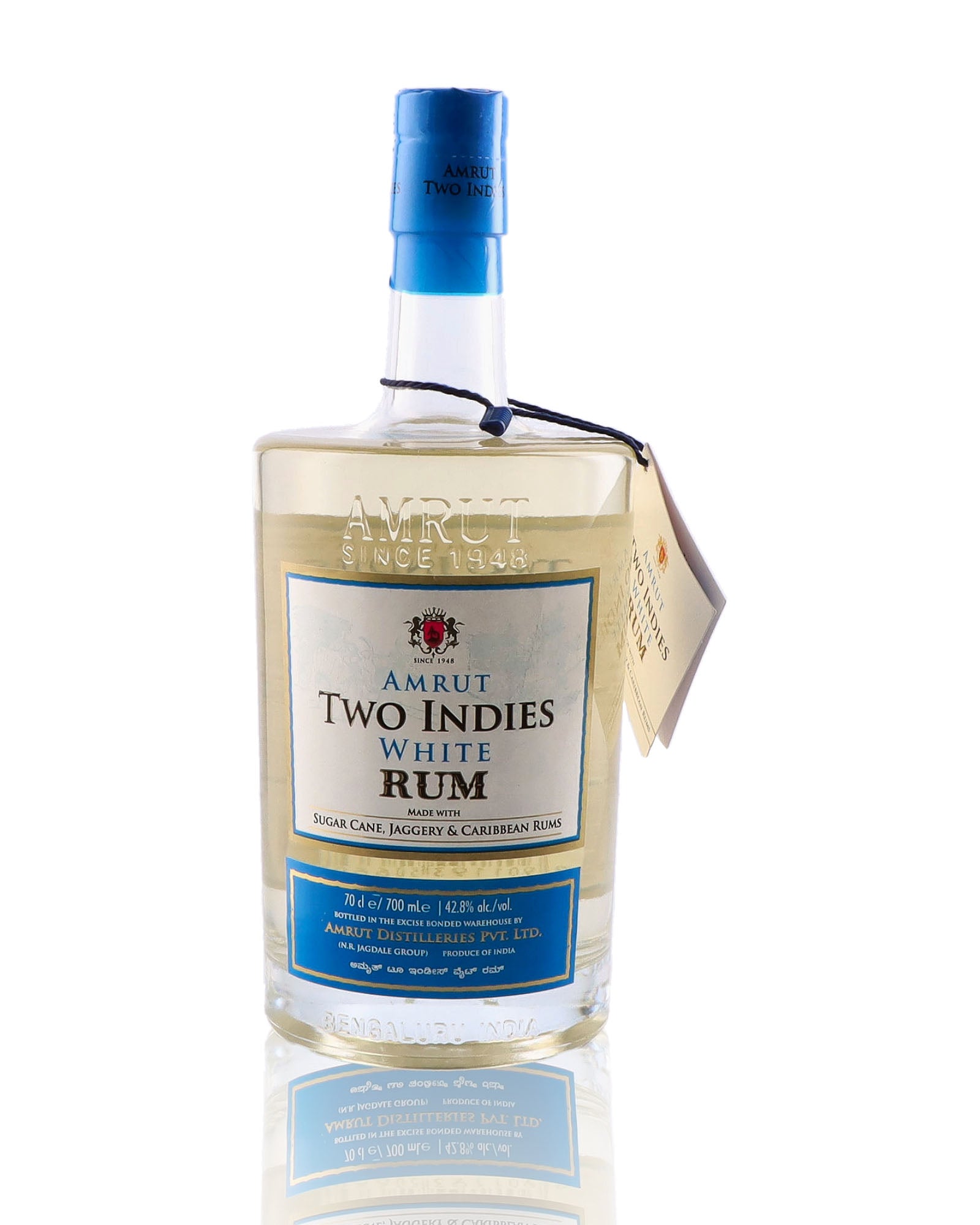 Une bouteille de rhum blanc, de la marque Amrut, nommée Two Indies White Rum.