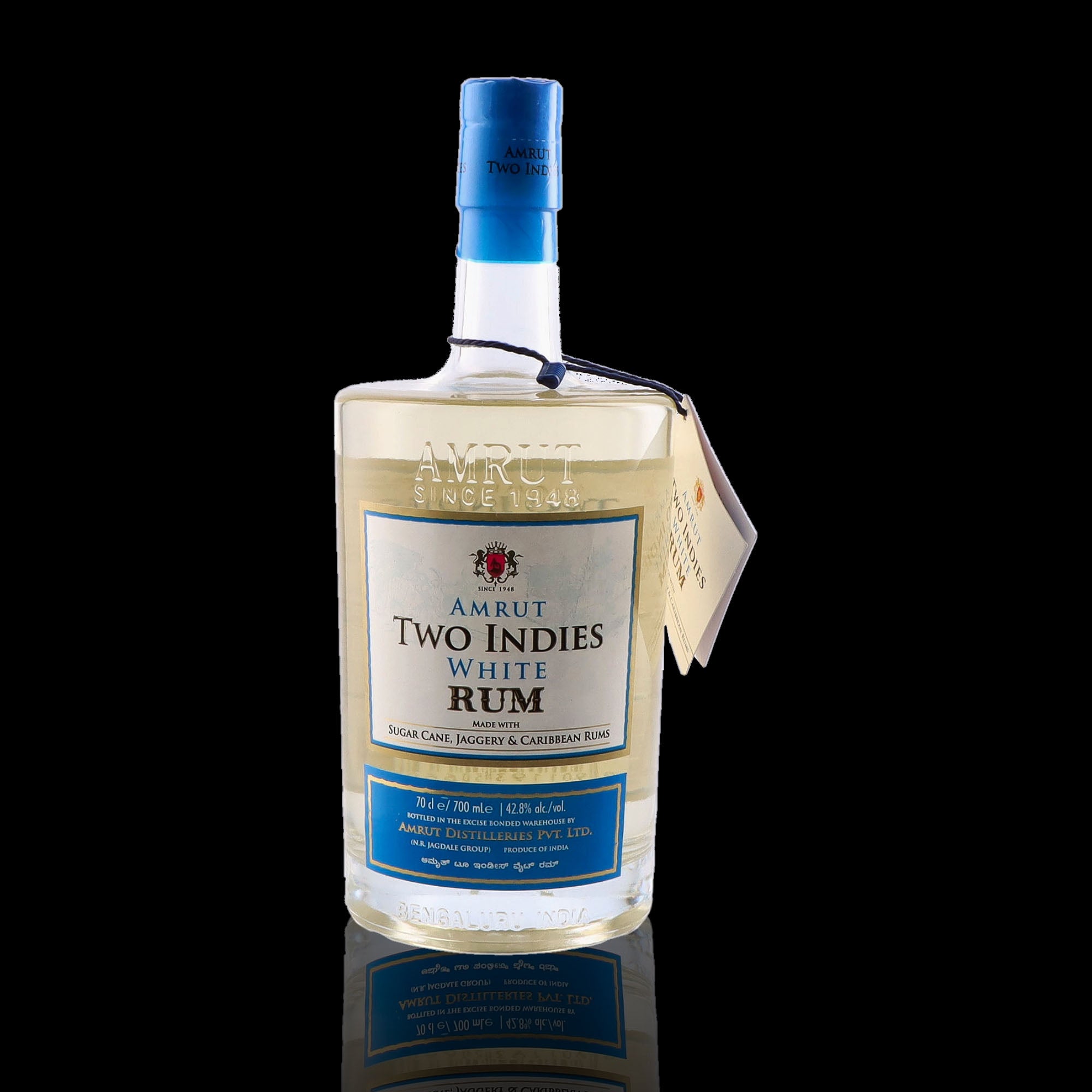 Une bouteille de rhum blanc, de la marque Amrut, nommée Two Indies White Rum.