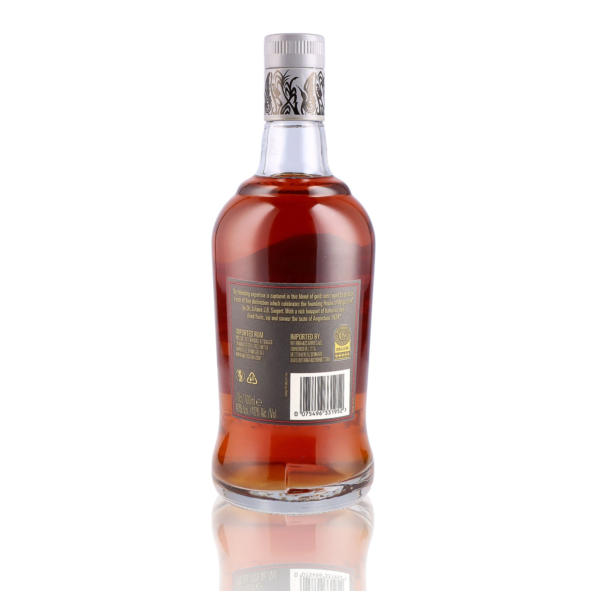 Une bouteille de rhum vieux, de la marque Angostura, nommée 1824.