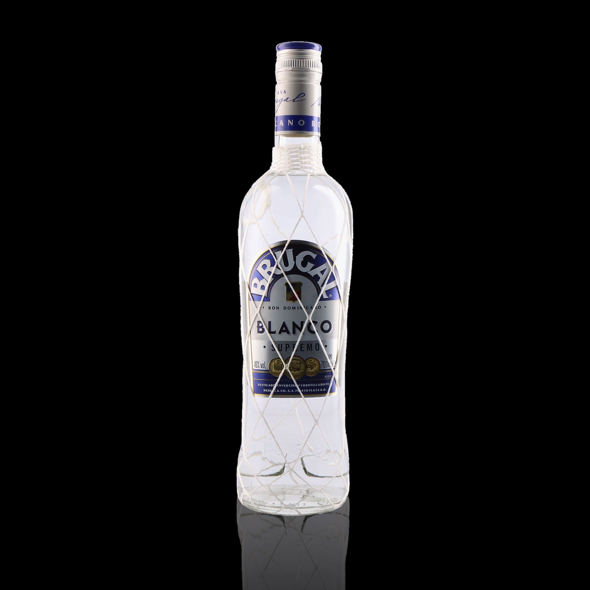 Une bouteille de rhum blanc, de la marque Brugal, nommée Blanco Supremo.