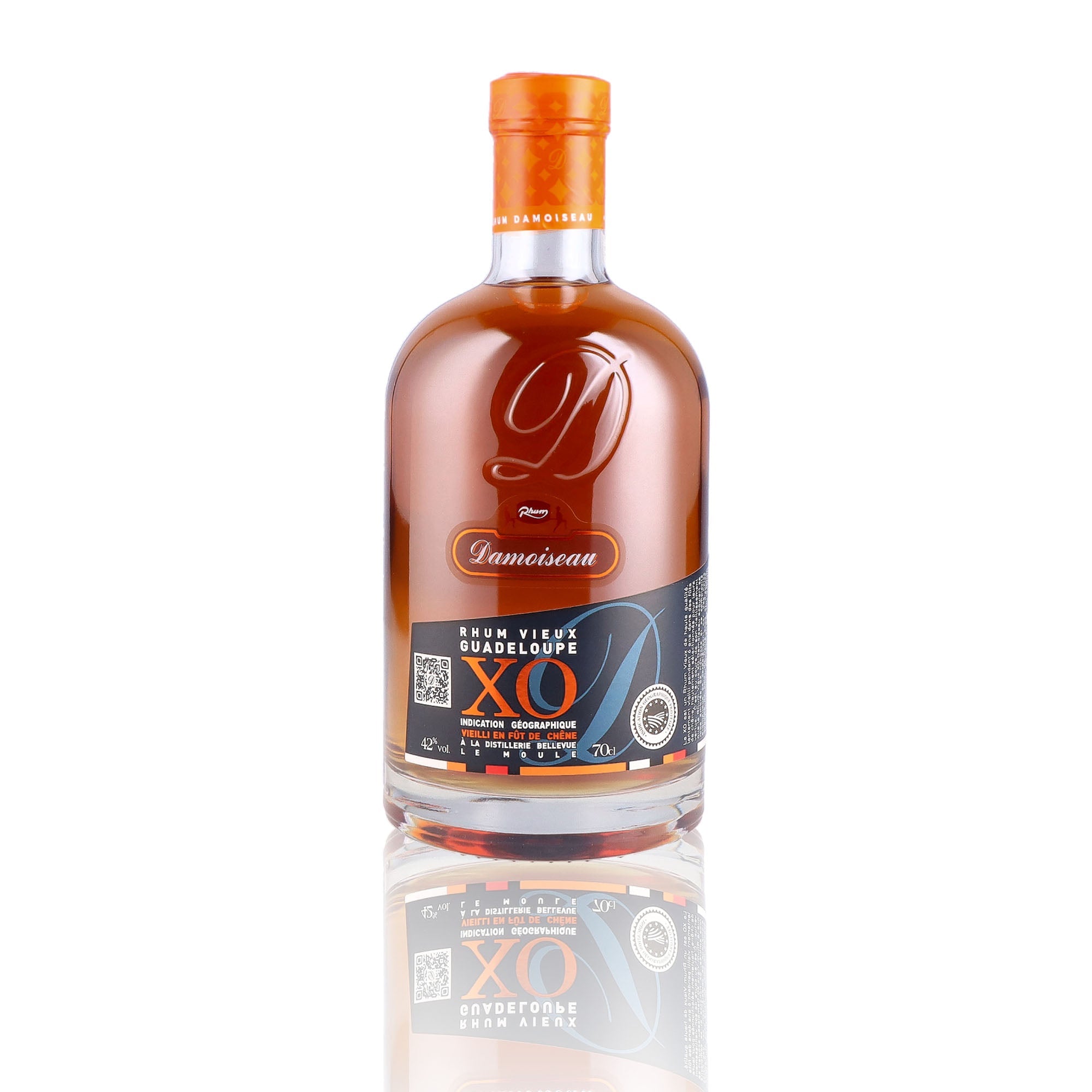 Une bouteille de rhum vieux, de la marque Damoiseau, nommée XO.