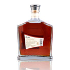 Une bouteille de rhum vieux, de la marque Flor de Cana, nommée Cognac Cask Finish Vintage 1997.