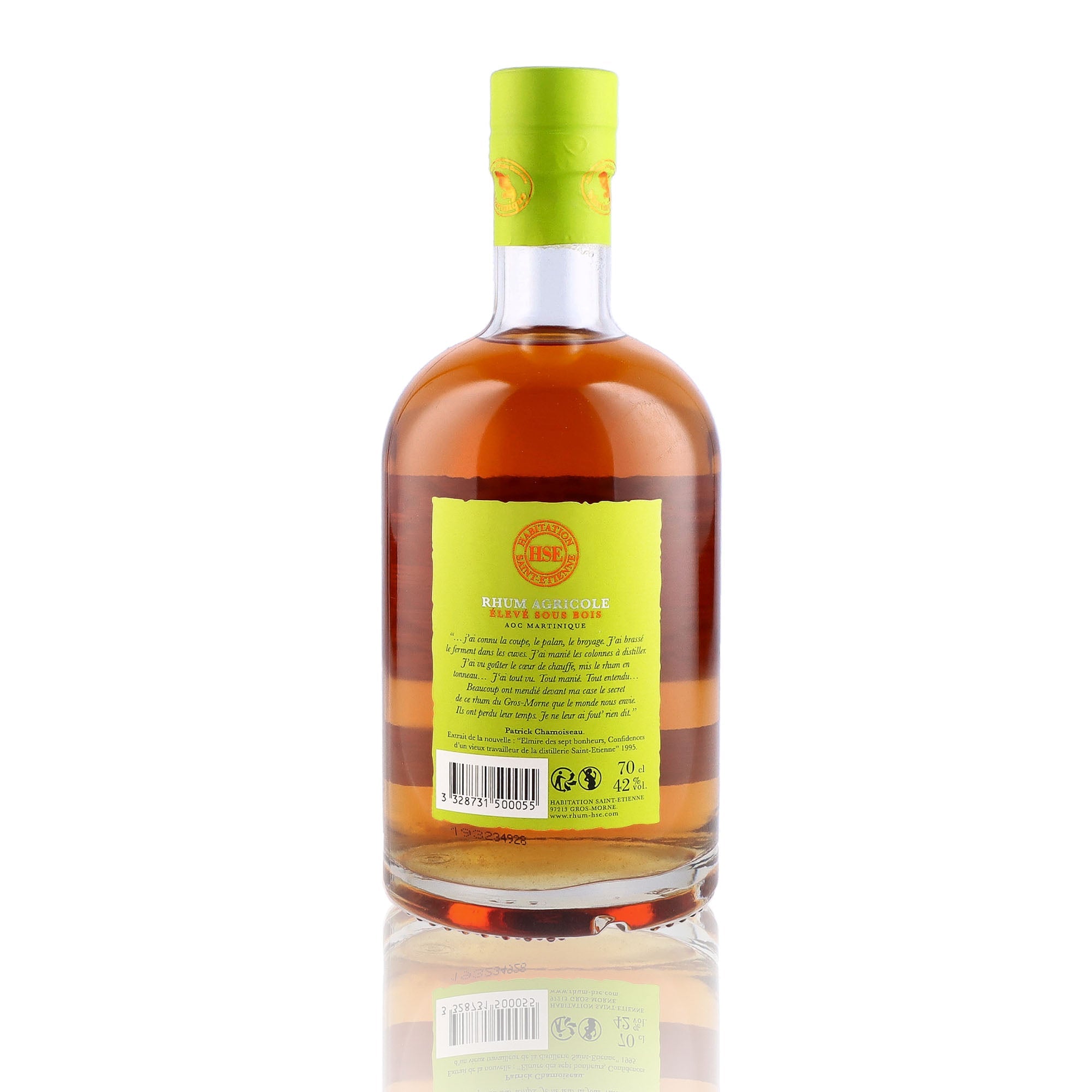 Une bouteille de rhum agricole, de la marque HSE, nommée élevé sous bois.