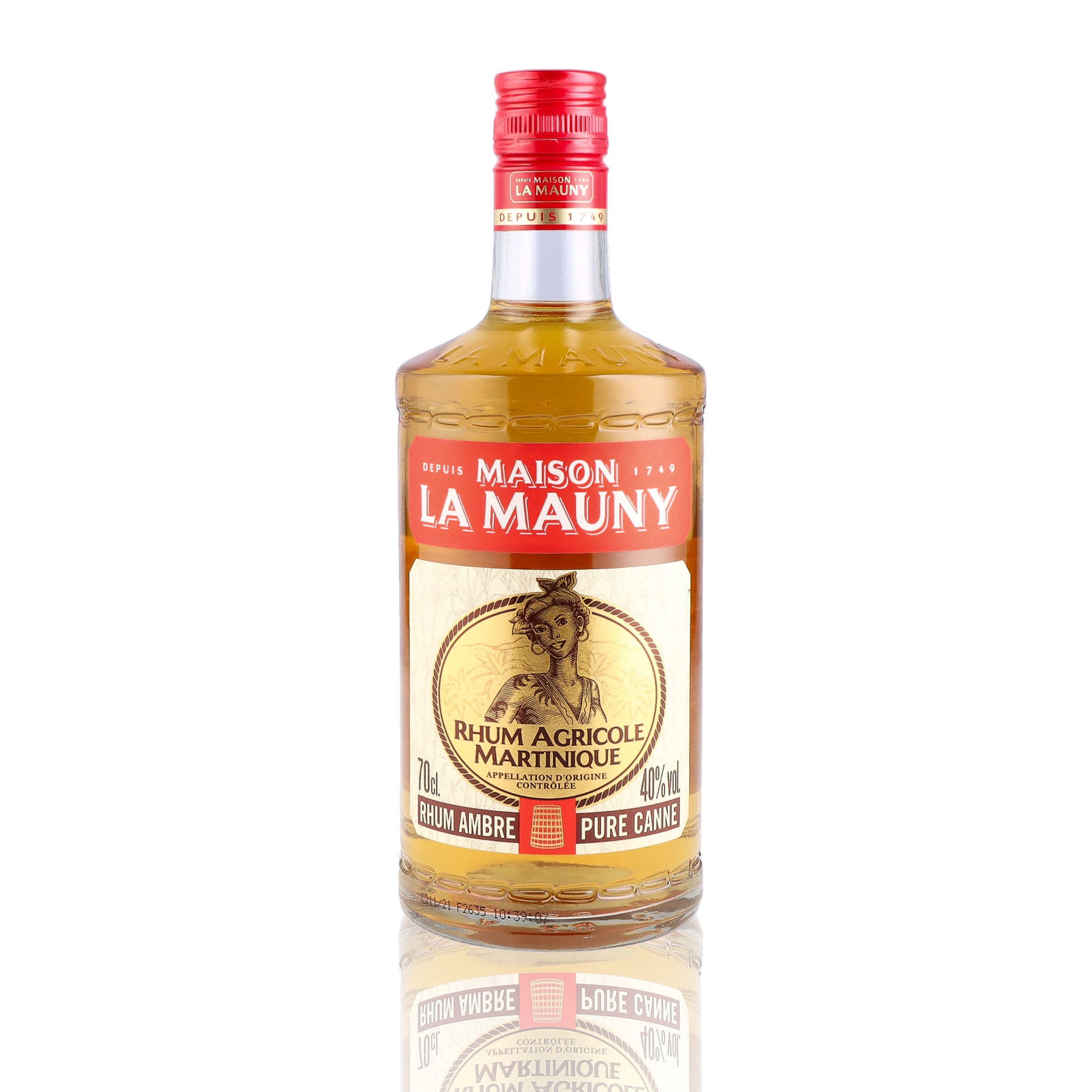 Une bouteille de rhum ambré, de la marque La Mauny, nommée pure canne.