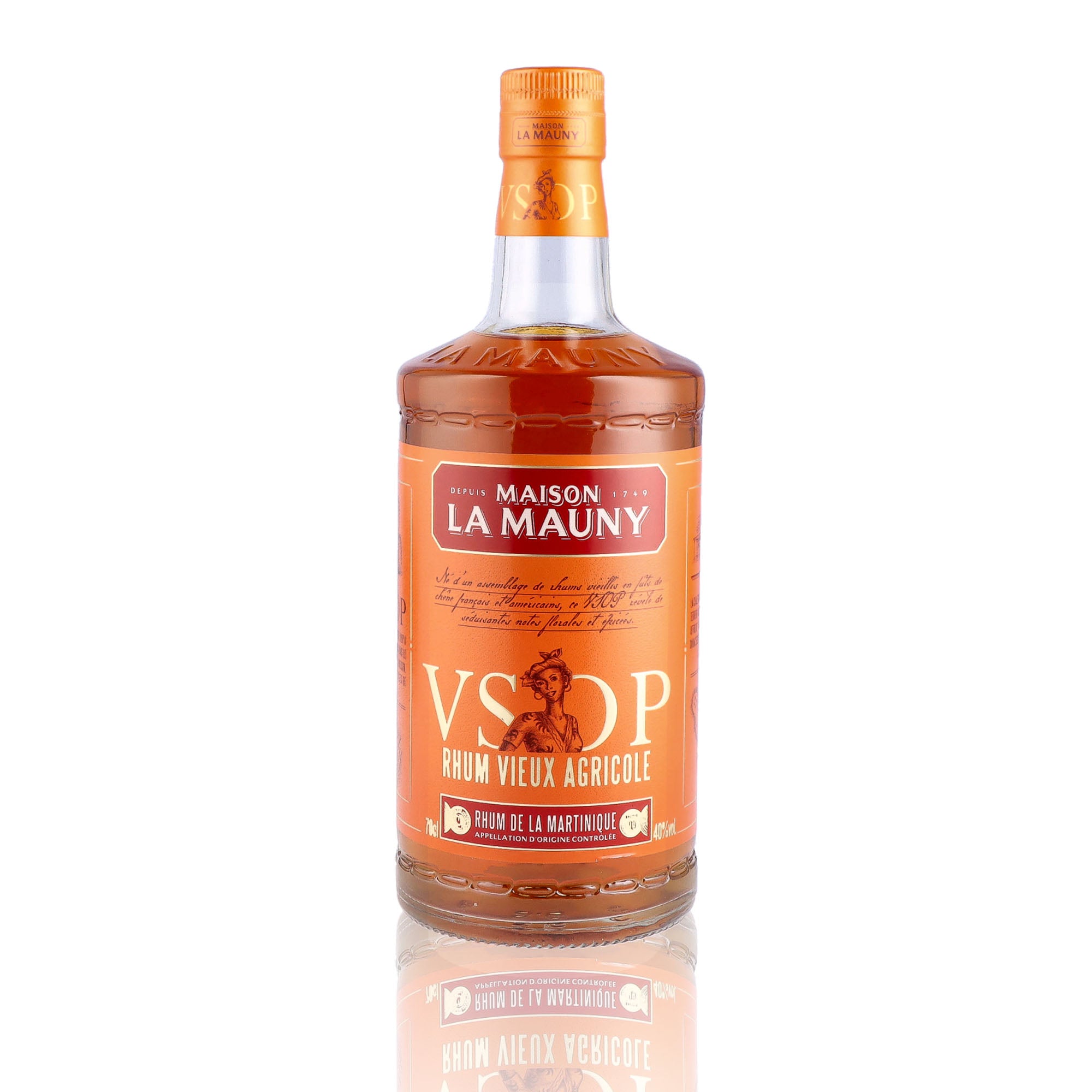 Une bouteille de rhum vieux, de la marque La Mauny, nommée VSOP.