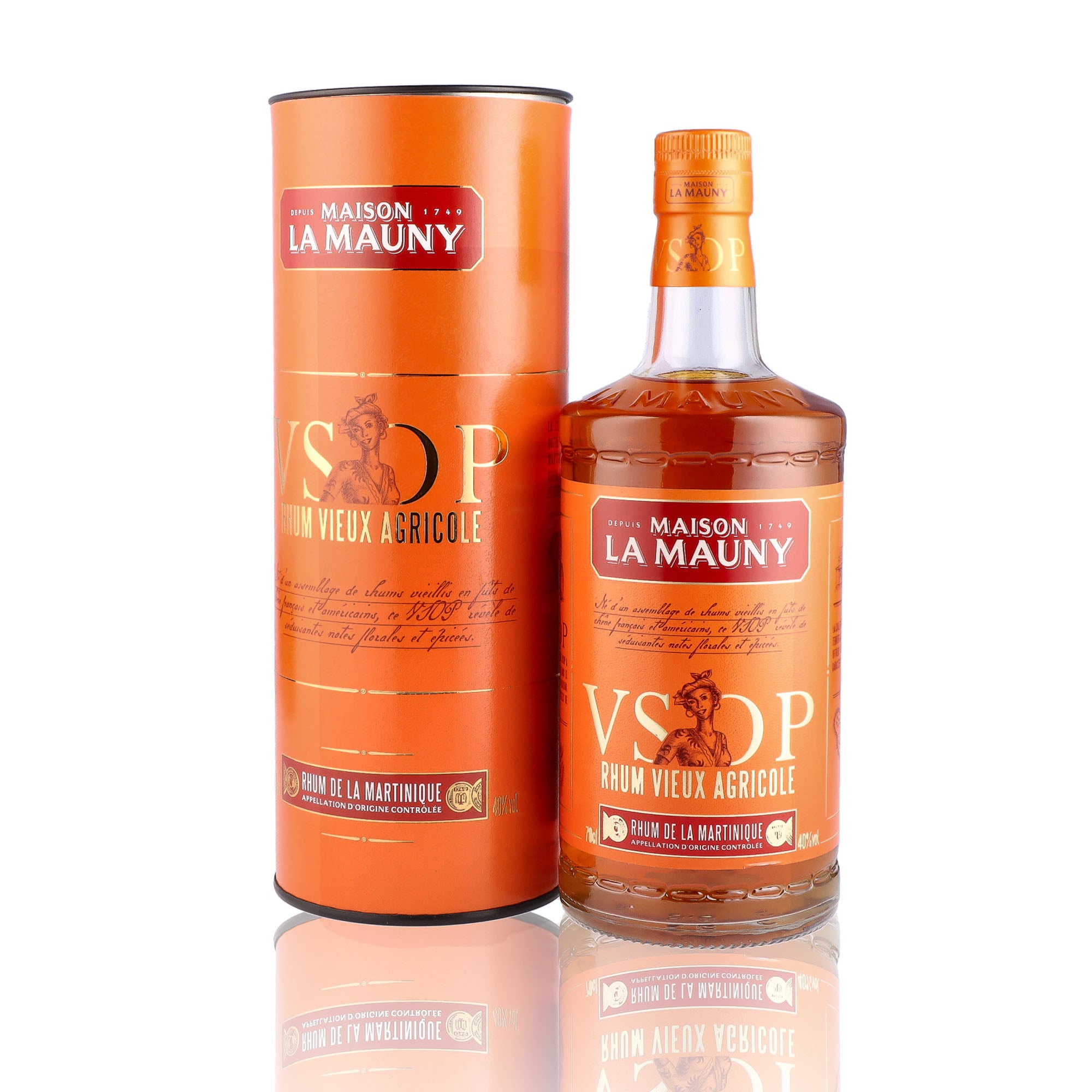 Une bouteille de rhum vieux, de la marque La Mauny, nommée VSOP.