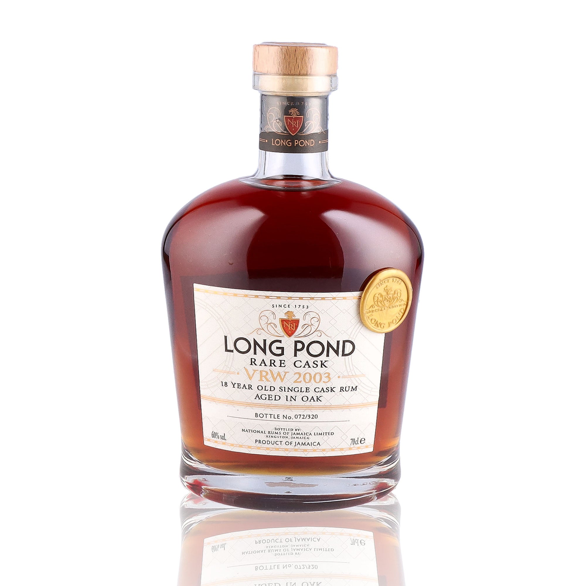 Une bouteille de rhum vieux, de la marque Long Pond, nommée VRW 2003.