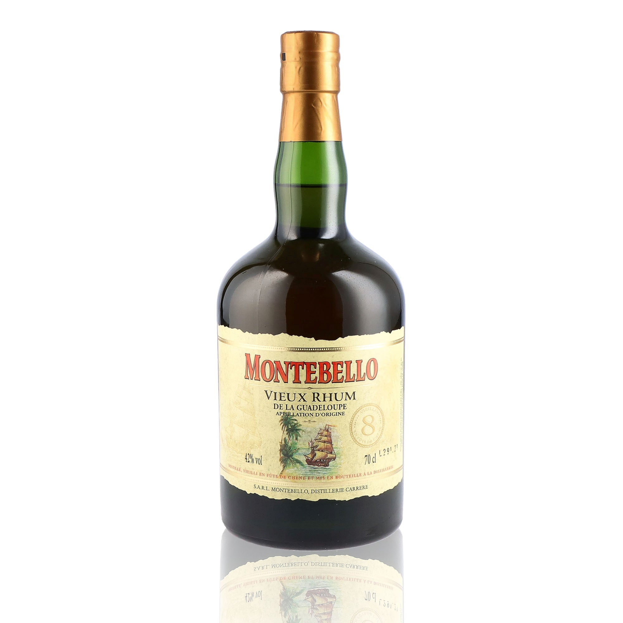 Une bouteille de rhum vieux, de la marque Montebello, 8 ans d'âge.