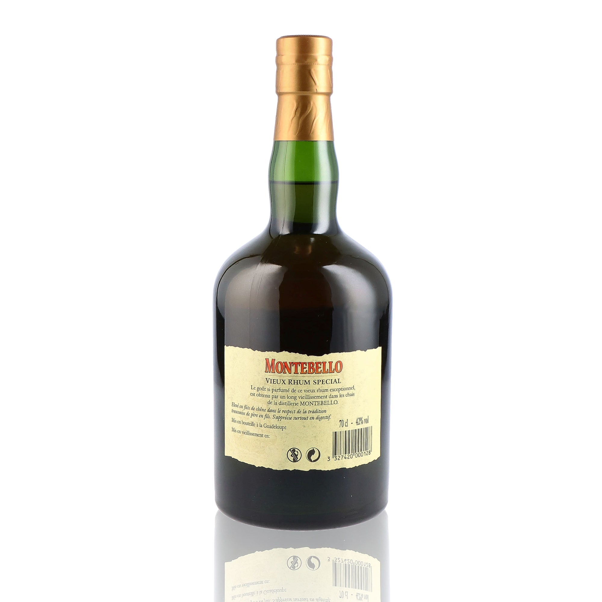 Une bouteille de rhum vieux, de la marque Montebello, 8 ans d'âge.