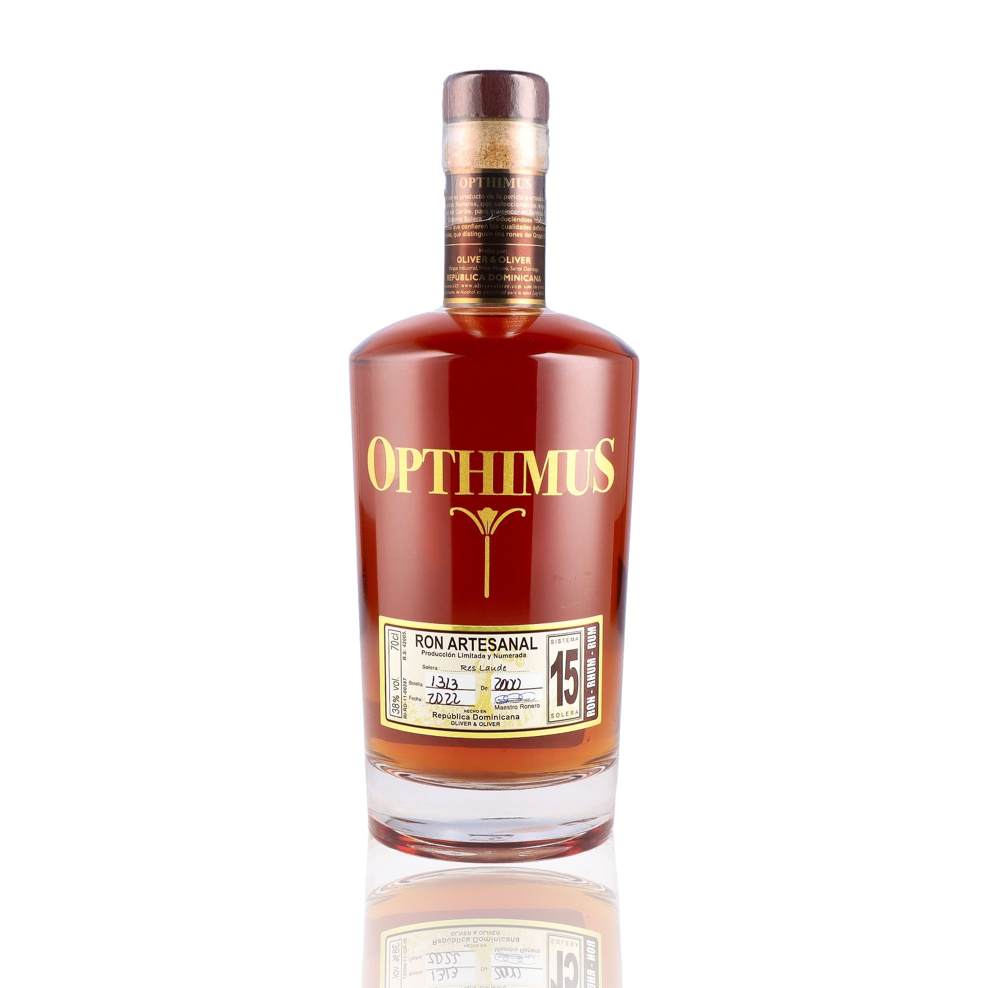 Une bouteille de rhum vieux, de la marque Opthimus, 15 ans d'âge.