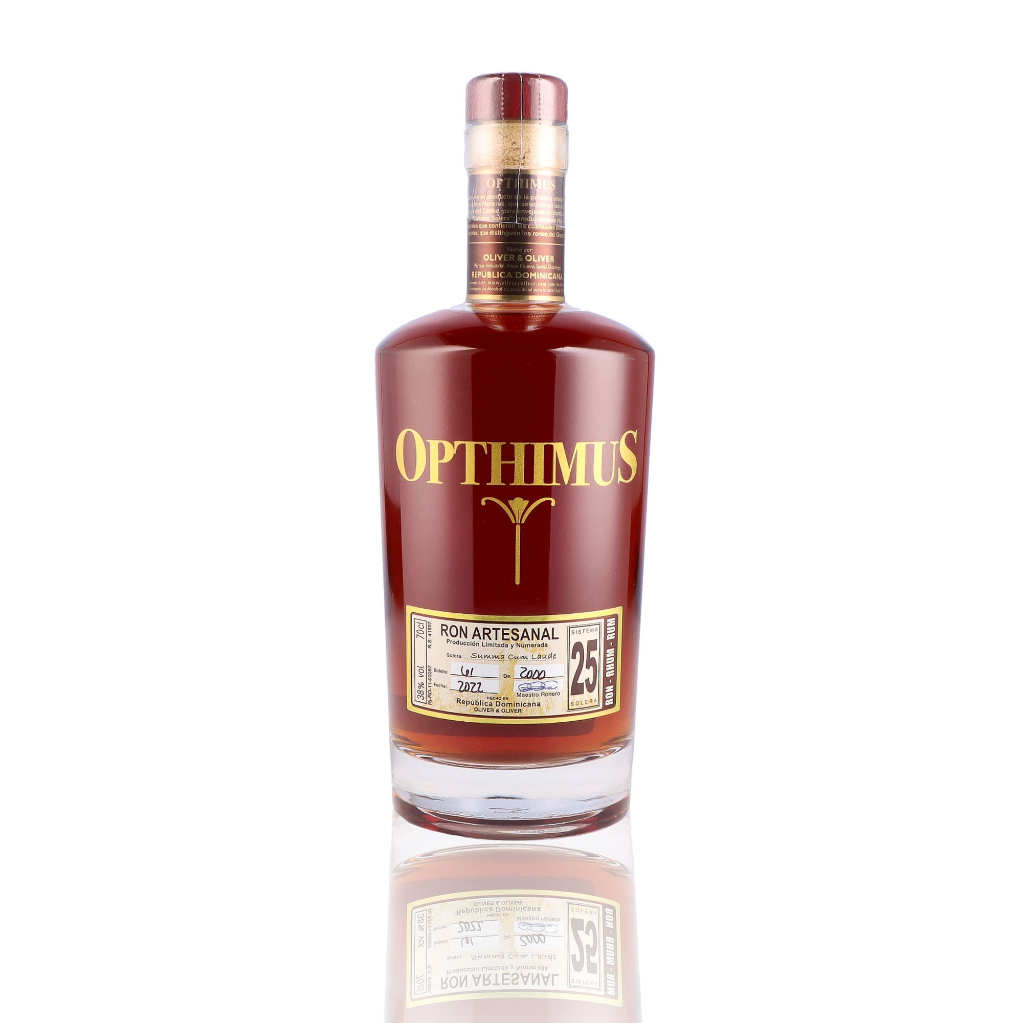 Une bouteille de rhum vieux, de la marque Opthimus, 25 ans d'âge.