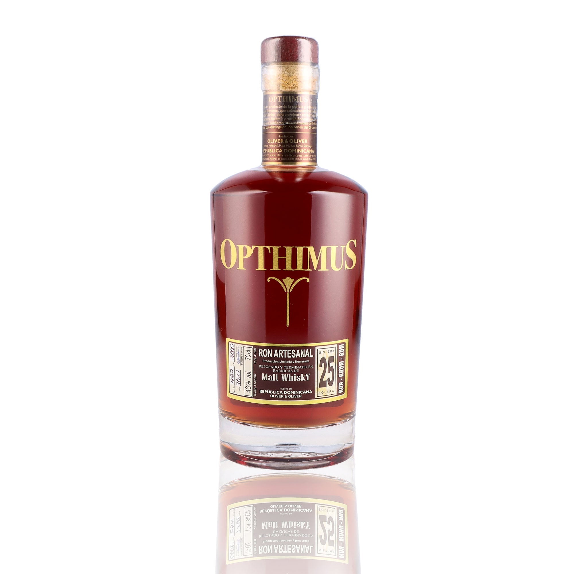 Une bouteille de rhum vieux, de la marque Opthimus, nommée finition single malt, 25 ans d'âge.