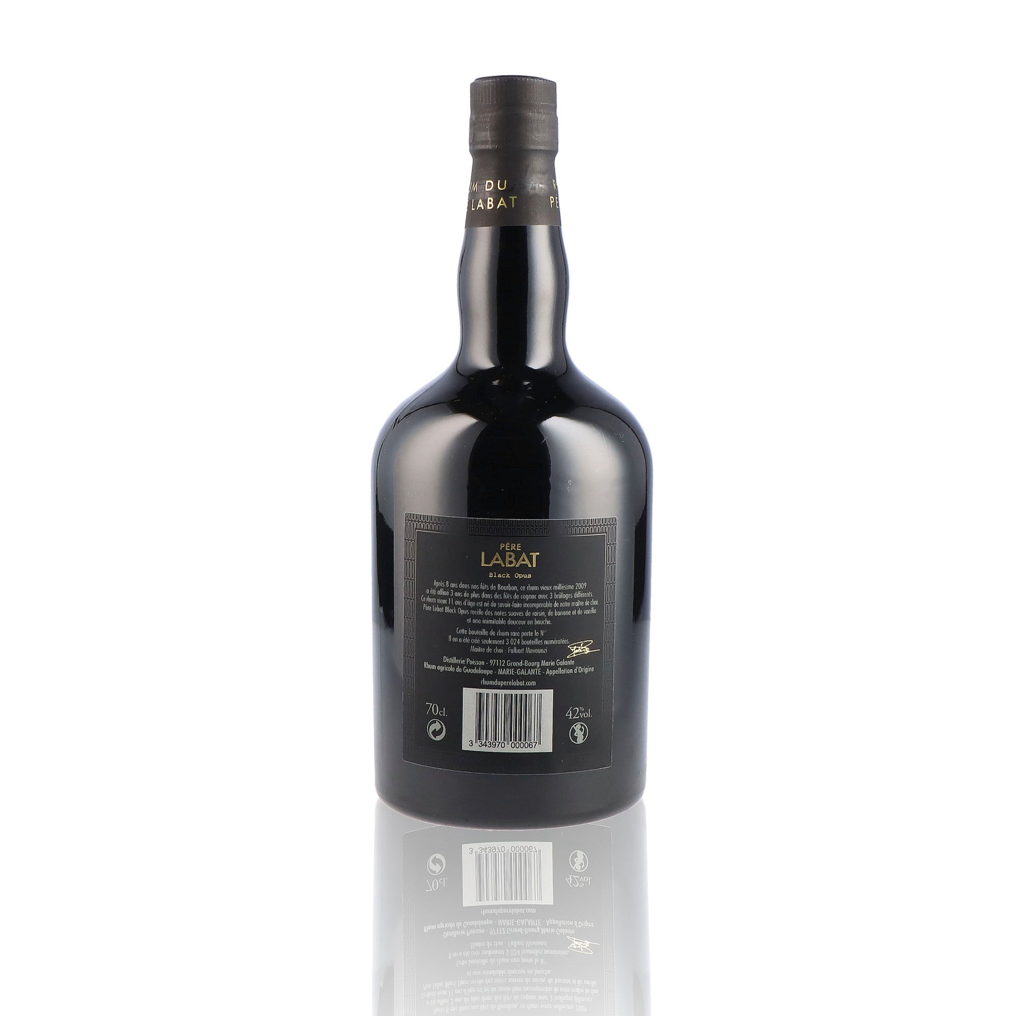 Une bouteille de rhum vieux, de la marque Pere Labat, nommée Black Opus, du millésime 2009.