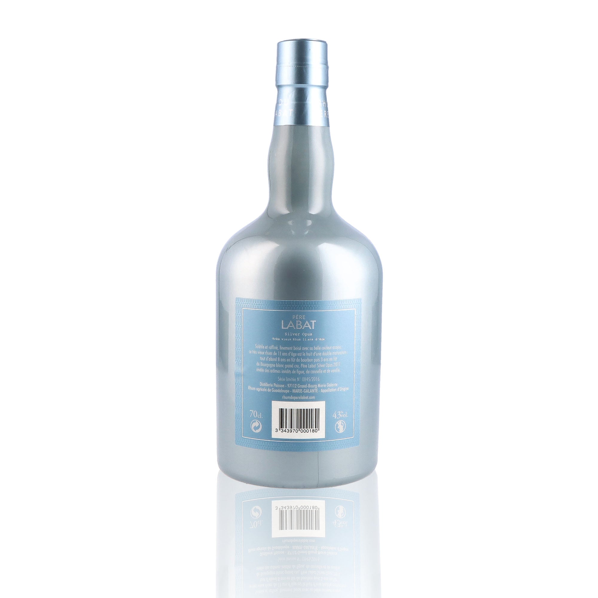 Une bouteille de rhum vieux, de la marque Pere Labat, nommée Silver Opus, du millésime 2011.
