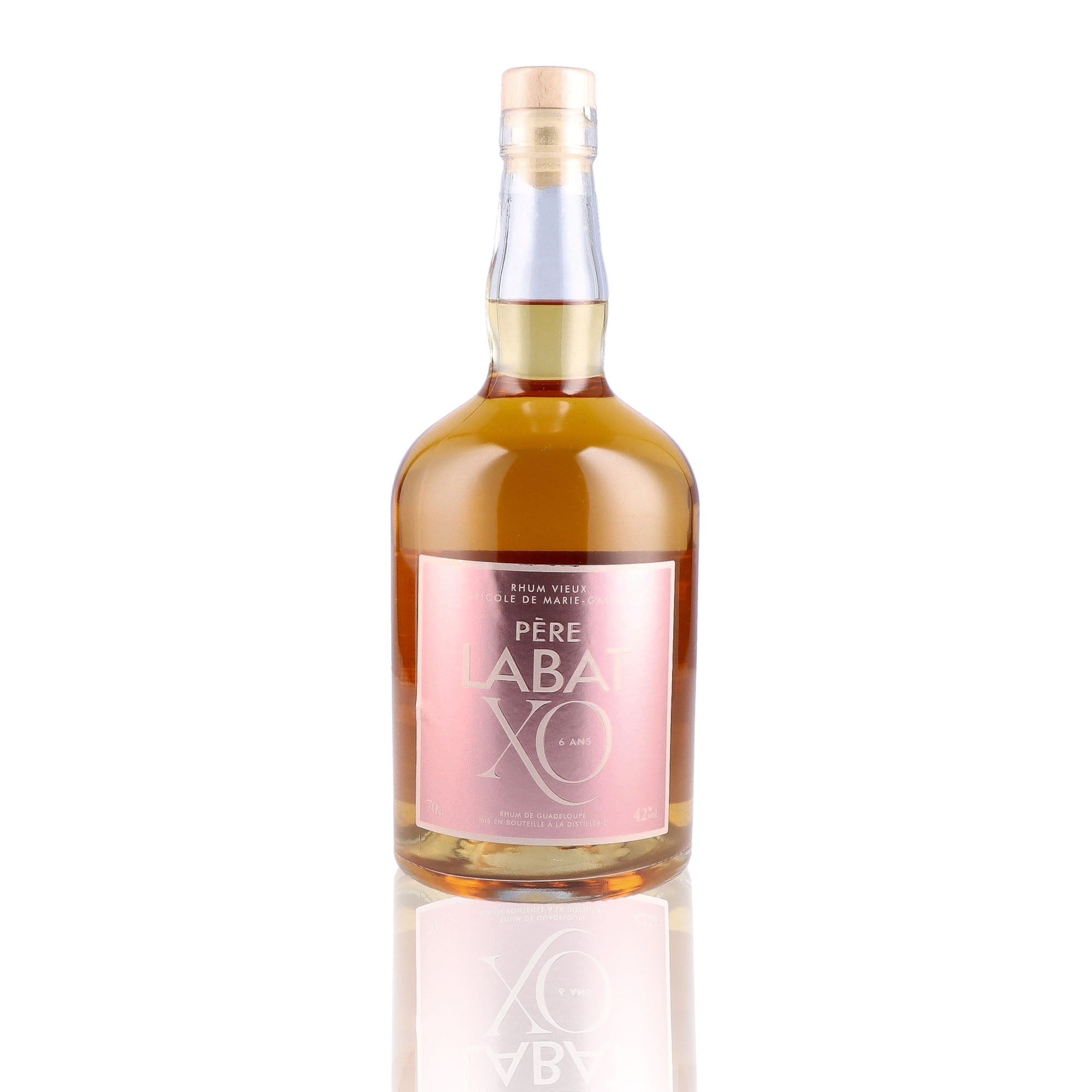 Une bouteille de rhum vieux, de la marque Pere Labat, nommée XO, 6 ans d'âge.