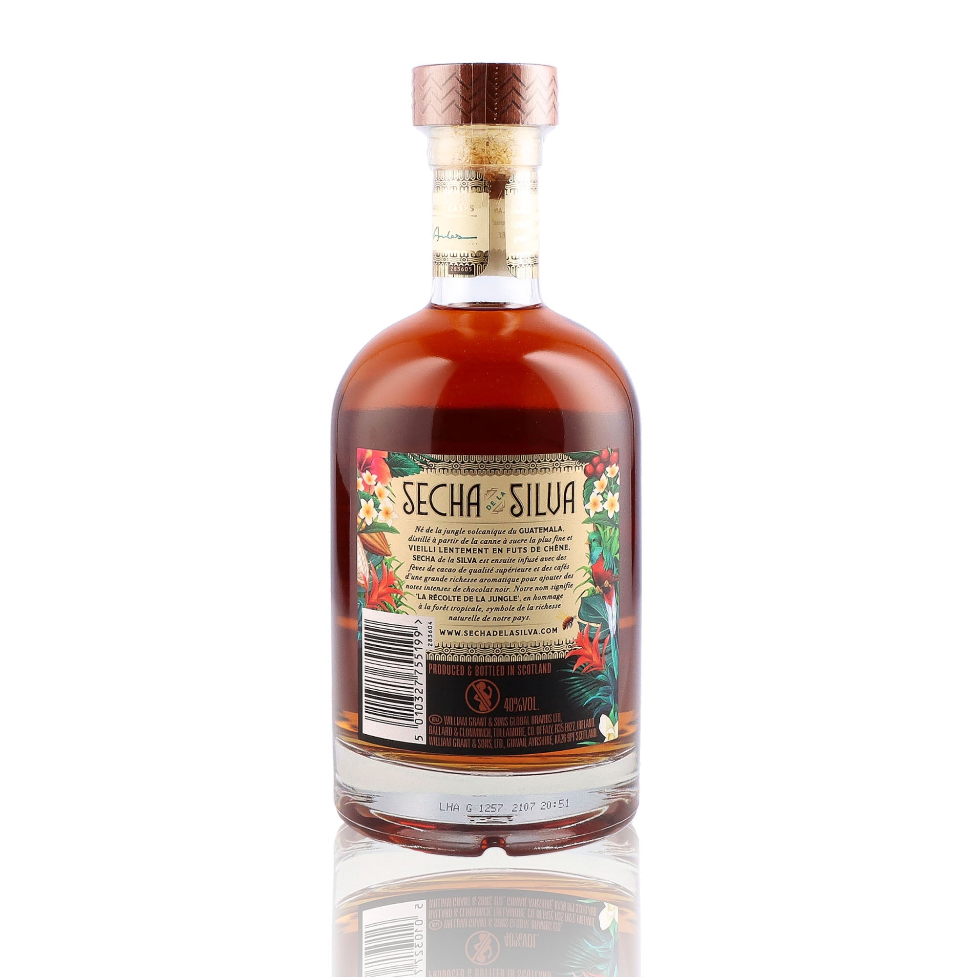 Une bouteille de rhum vieux, de la marque Secha de la Silva.