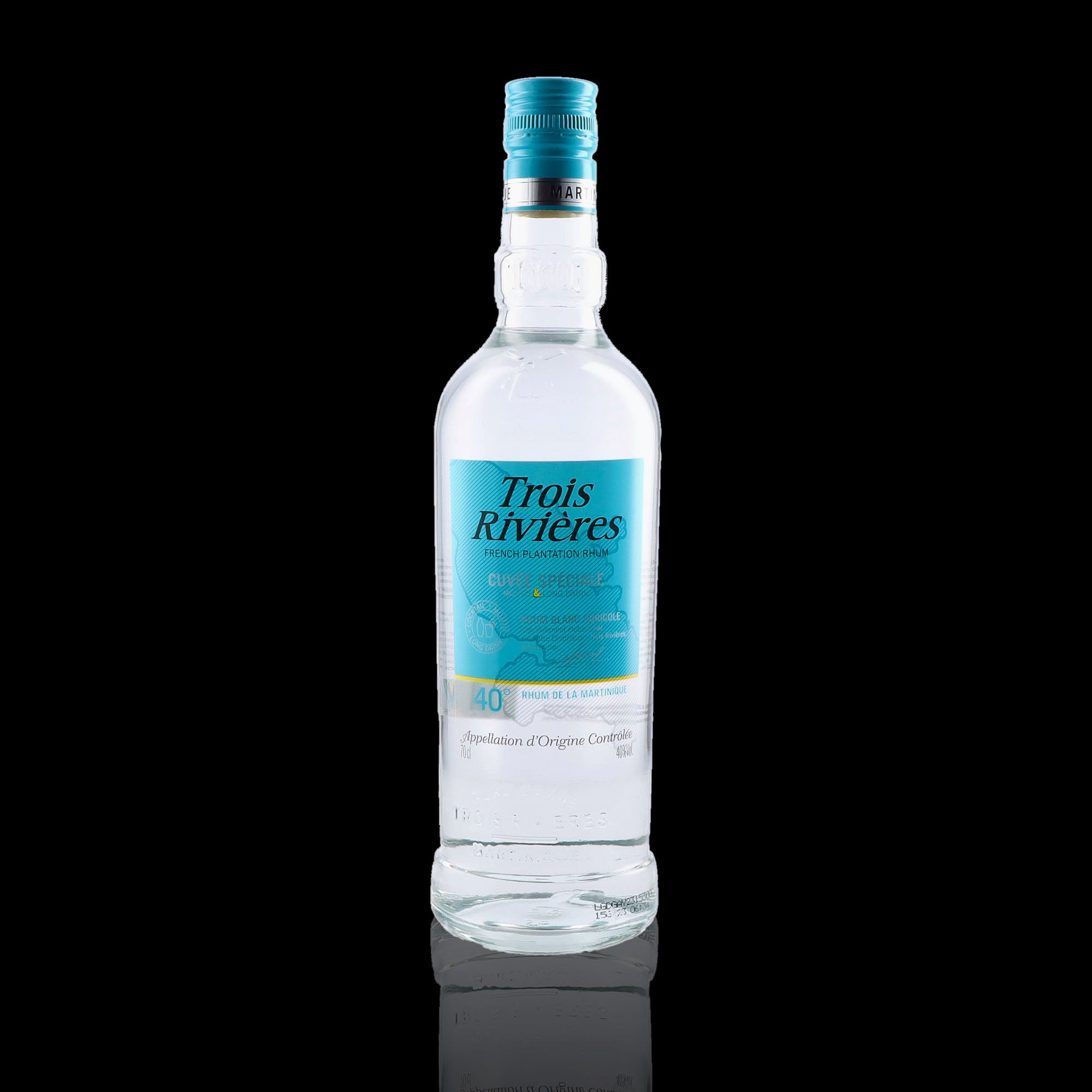 Une bouteille de rhum blanc, de la marque Trois Rivière, nommée Cuvée Spéciale Mojito & Long Drink.