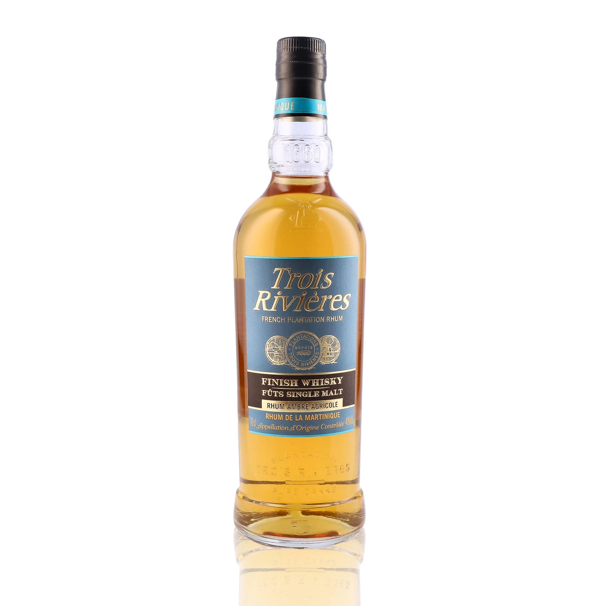 Une bouteille de rhum ambré, de la marque Trois Rivière, nommée Finish Whisky Fûts Single Malt.