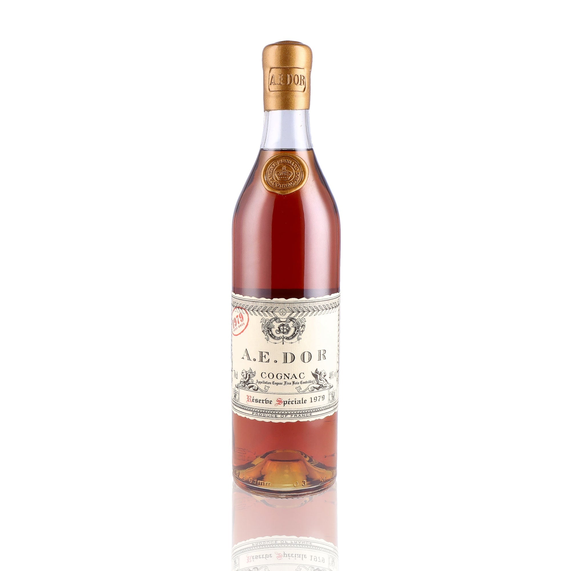 Une bouteille de Cognac, de la marque A.E DOR, nommée Réserve spéciale, du millésime 1979.