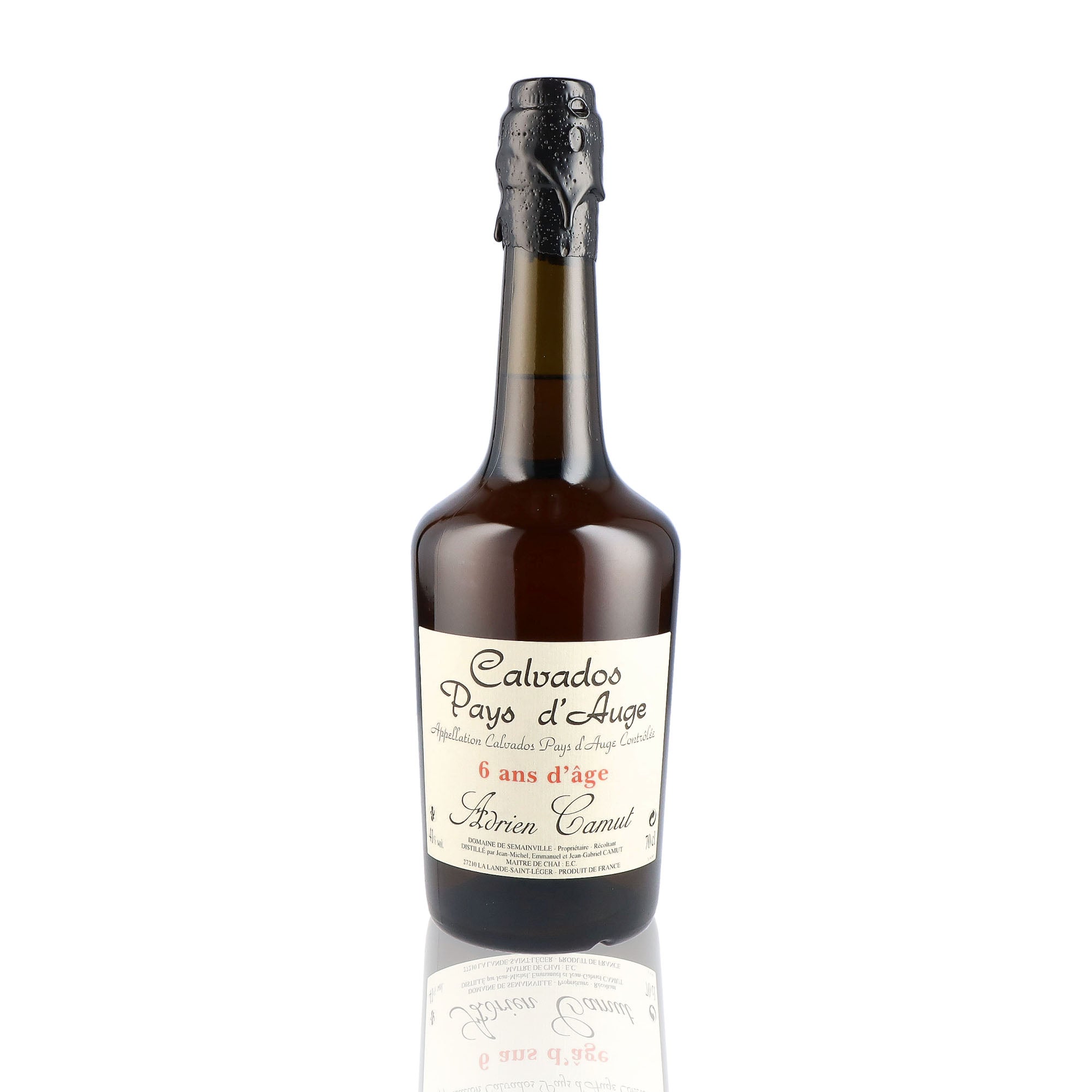 Une bouteille de Calvados, de la marque Adrien Camut, nommée Réserve de Semainville, 25 ans d'âge.