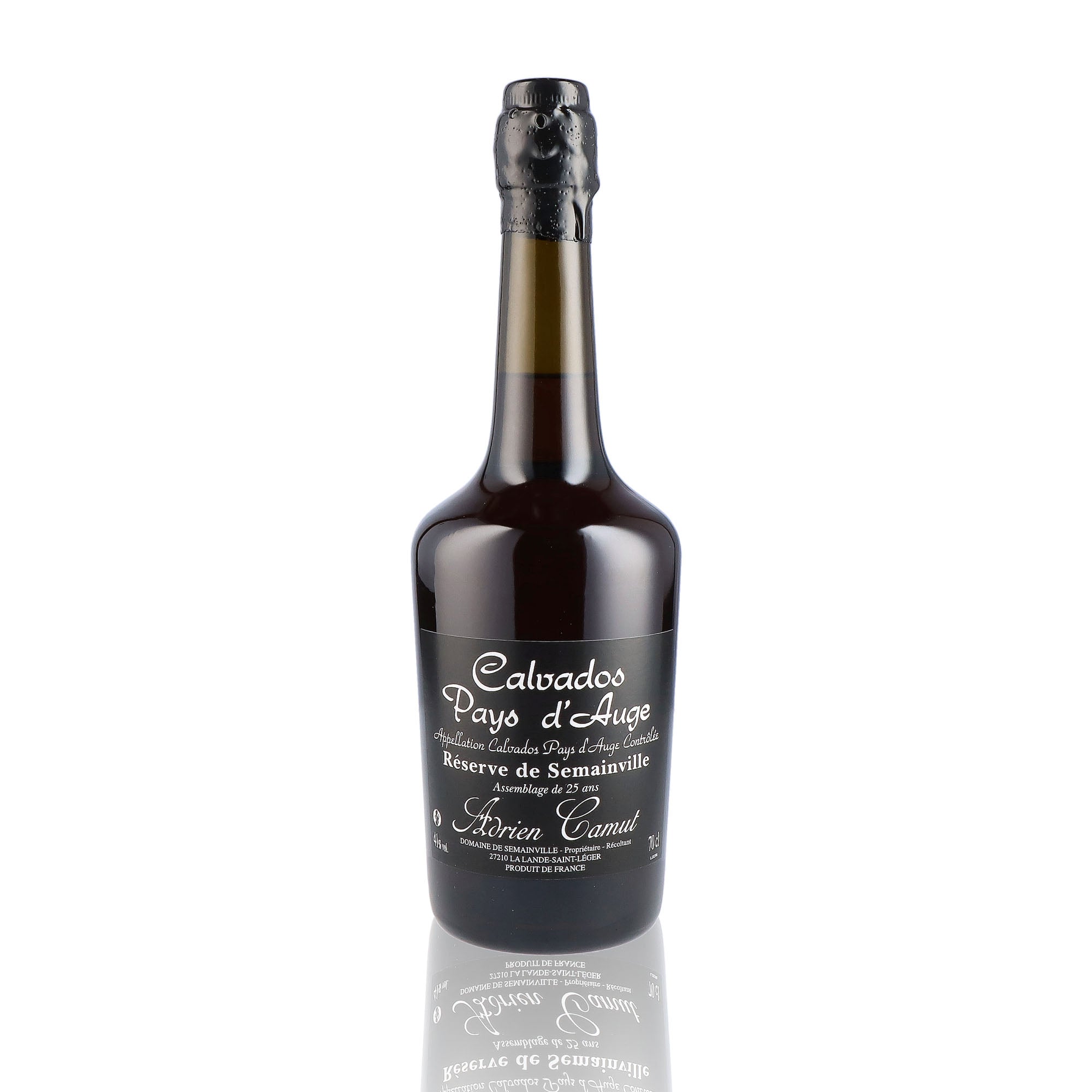Une bouteille de Calvados, de la marque Adrien Camut, 6 ans d'âge. 
