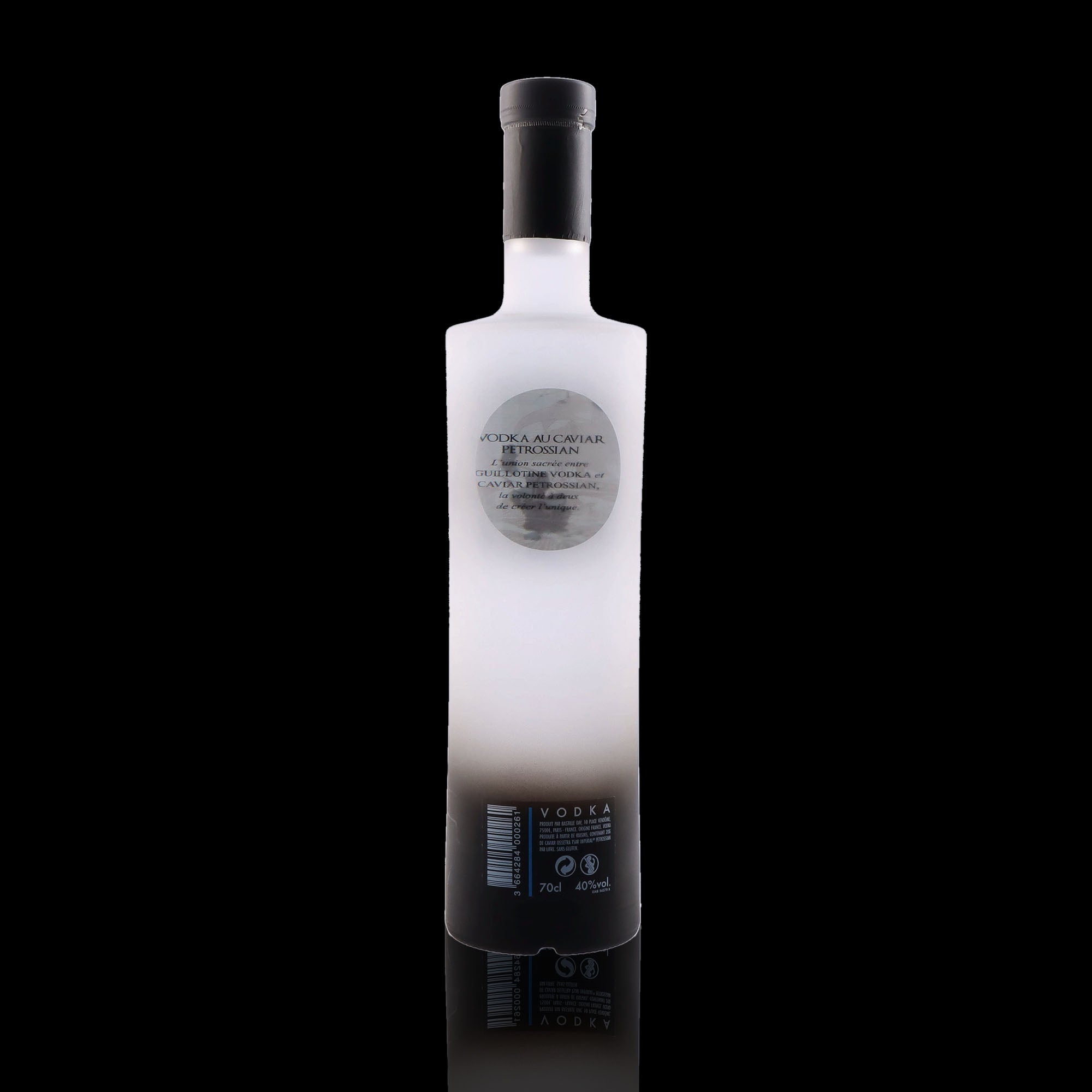 Une bouteille de Vodka, de la marque Guillotine, nommée Caviar Petrossian.