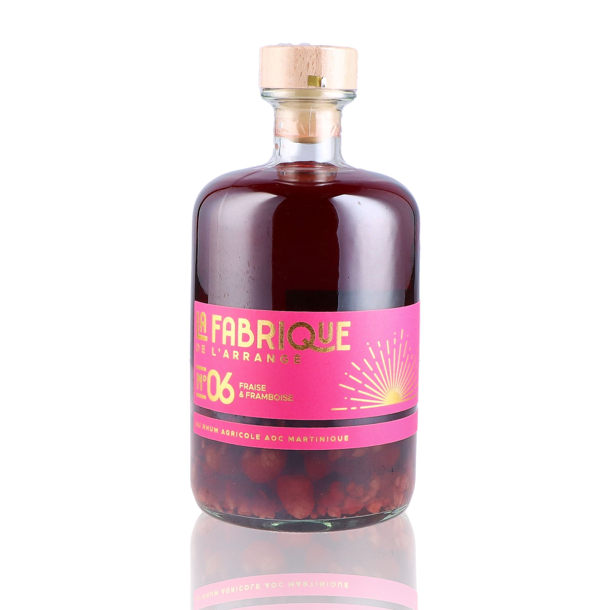Une bouteille de Rhum Arrangé, de la marque La Fabrique de l'arrangé, nommée No 5 Mangue Abricot Thym.