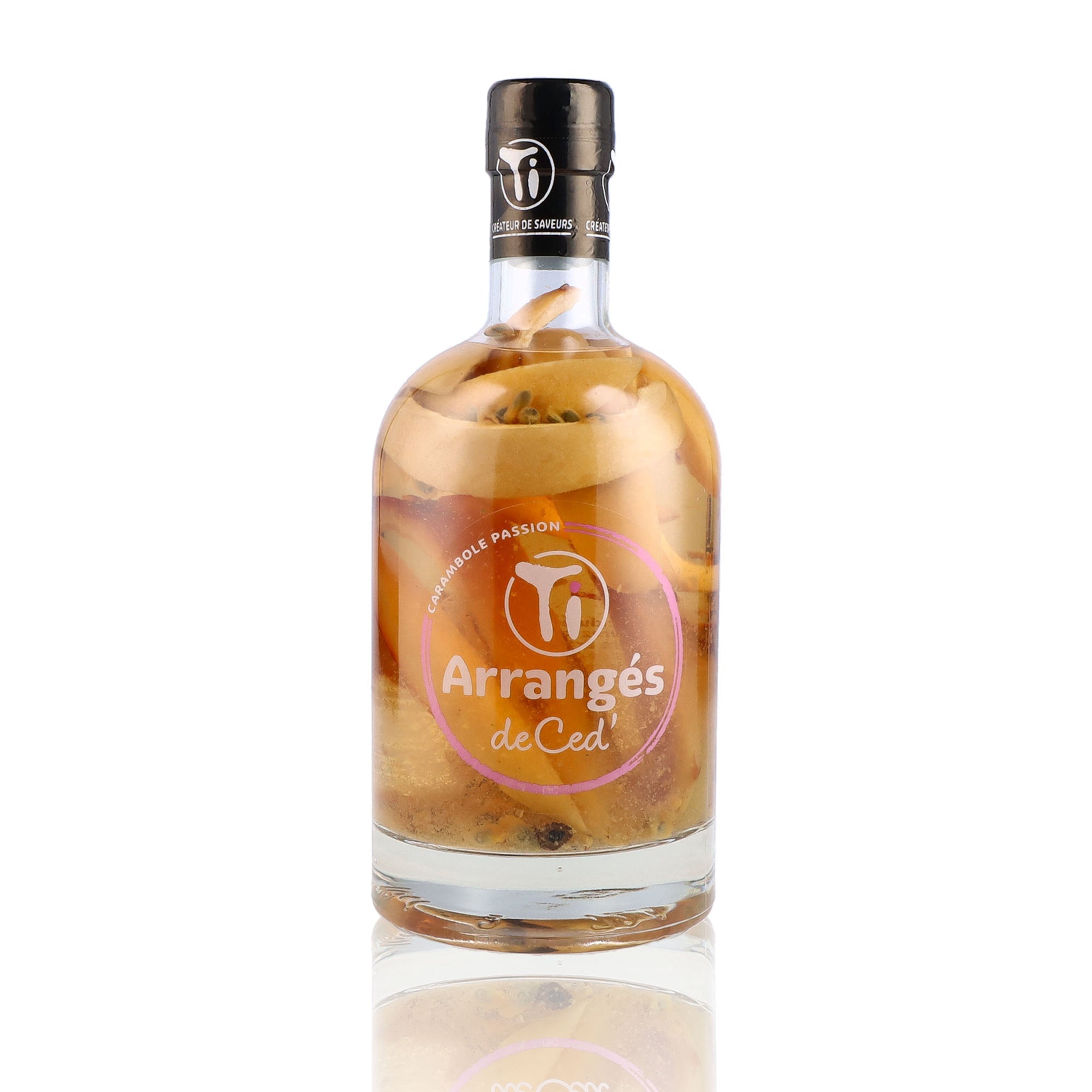 Une bouteille de Rhum Arrangé, de la marque Les Rhums de Ced', nommée TI Arrangés Carambole Passion.