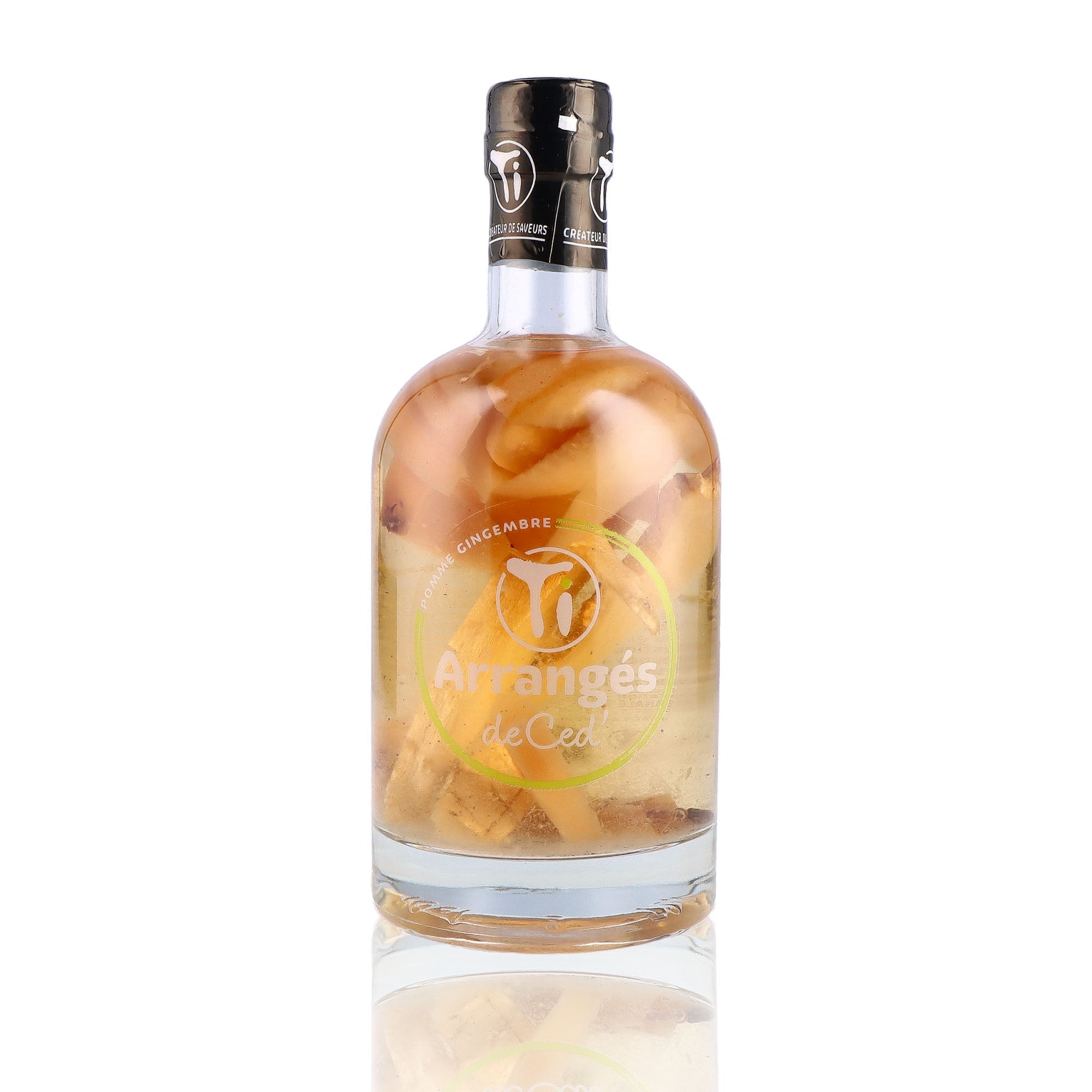 Une bouteille de Rhum Arrangé, de la marque Les Rhums de Ced', nommée TI Arrangés Pomme Gingembre.