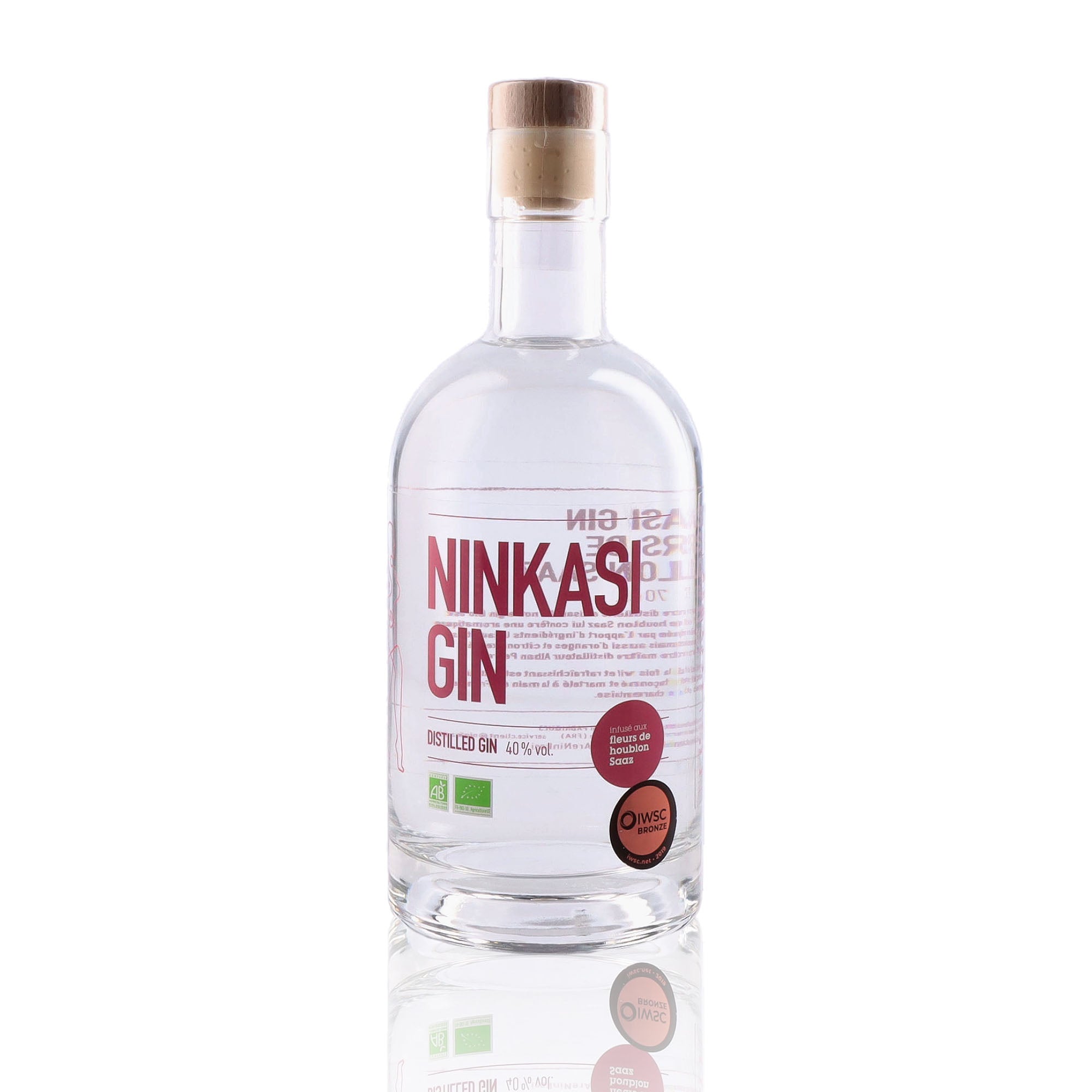 Une bouteille de Gin, de la marque Ninkasi, nommée Fleurs de Houblon Saaz Bio.