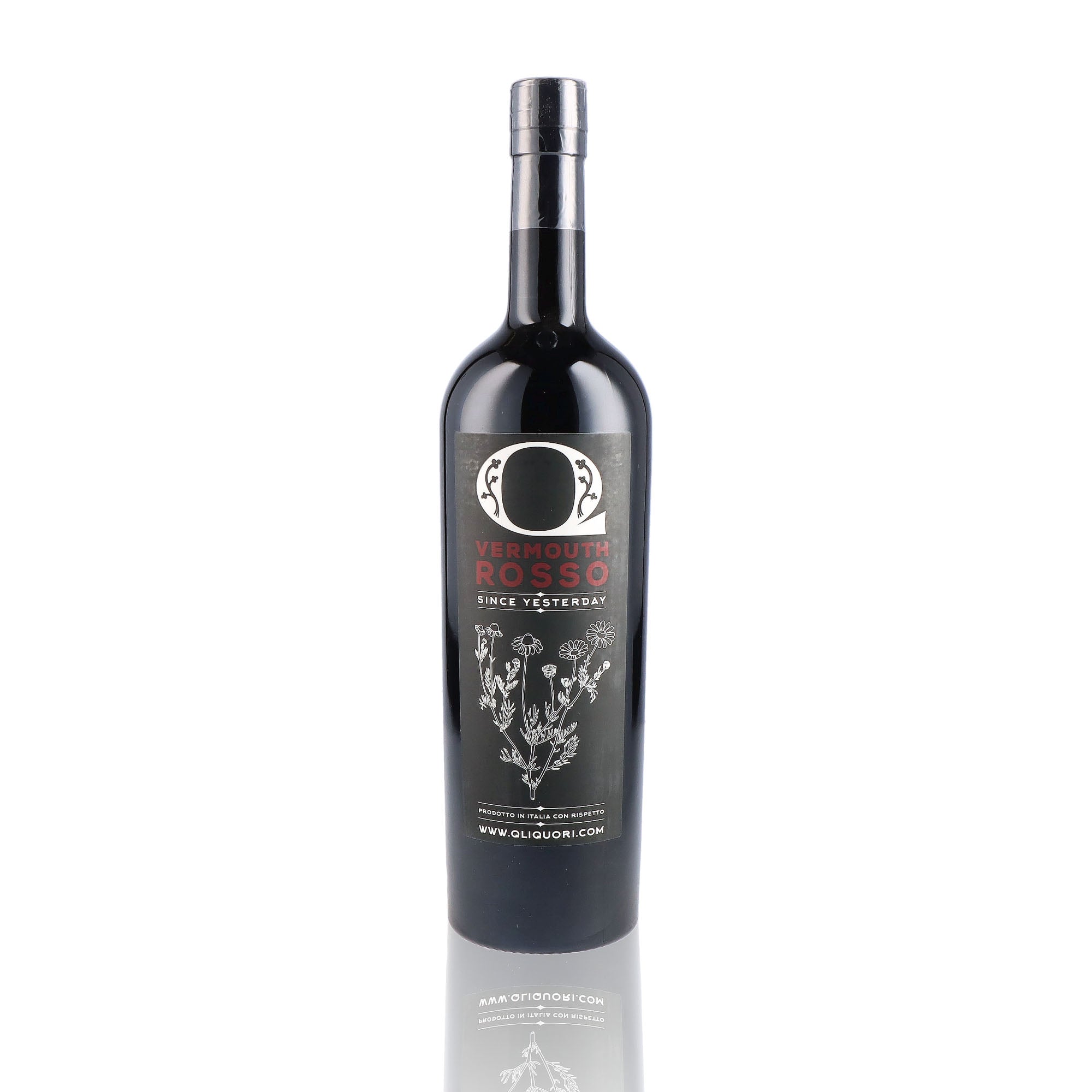 Une bouteille de vermouth, de la marque Quagliarini, nommée Rosso.