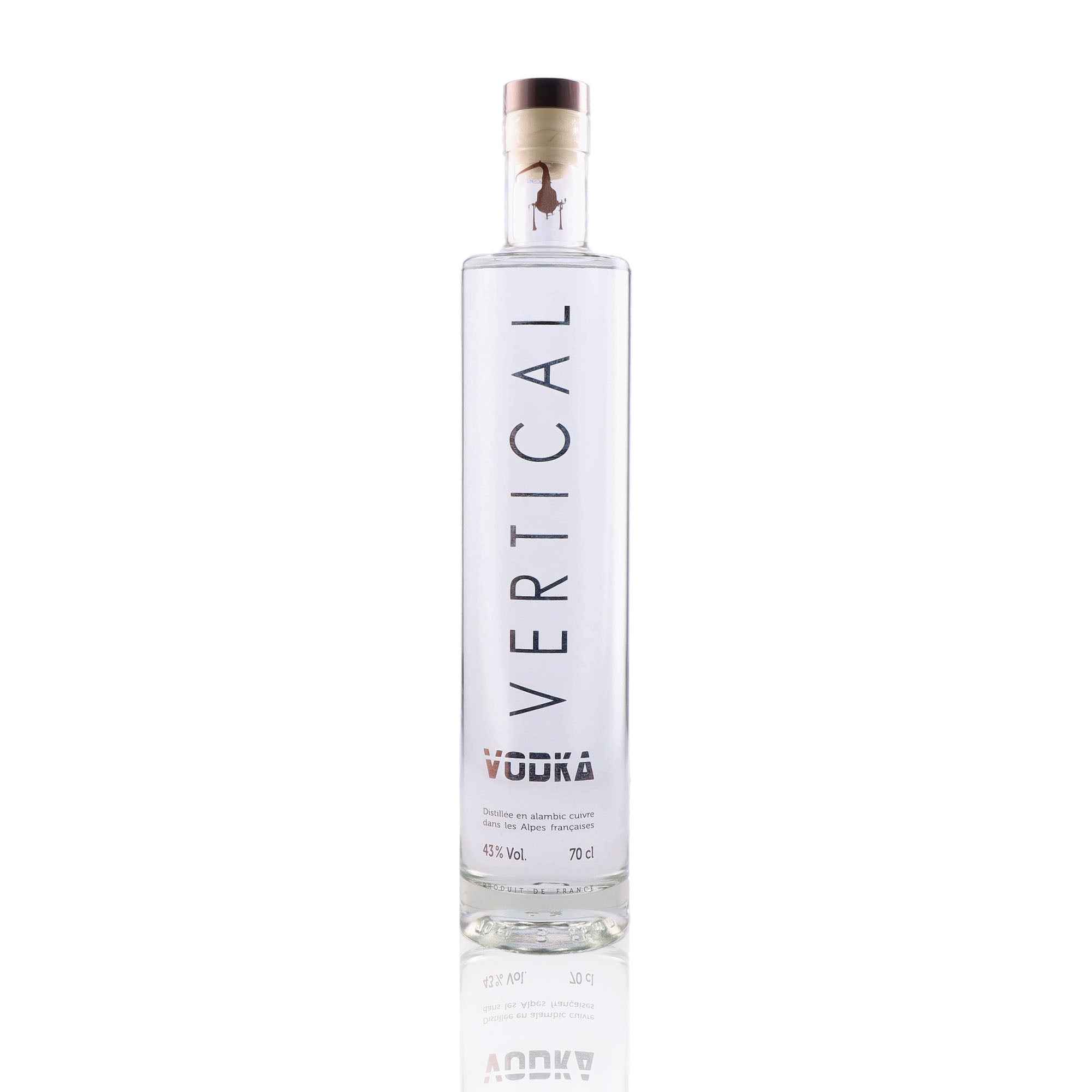 Une bouteille de Vodka, de la marque Vertical.