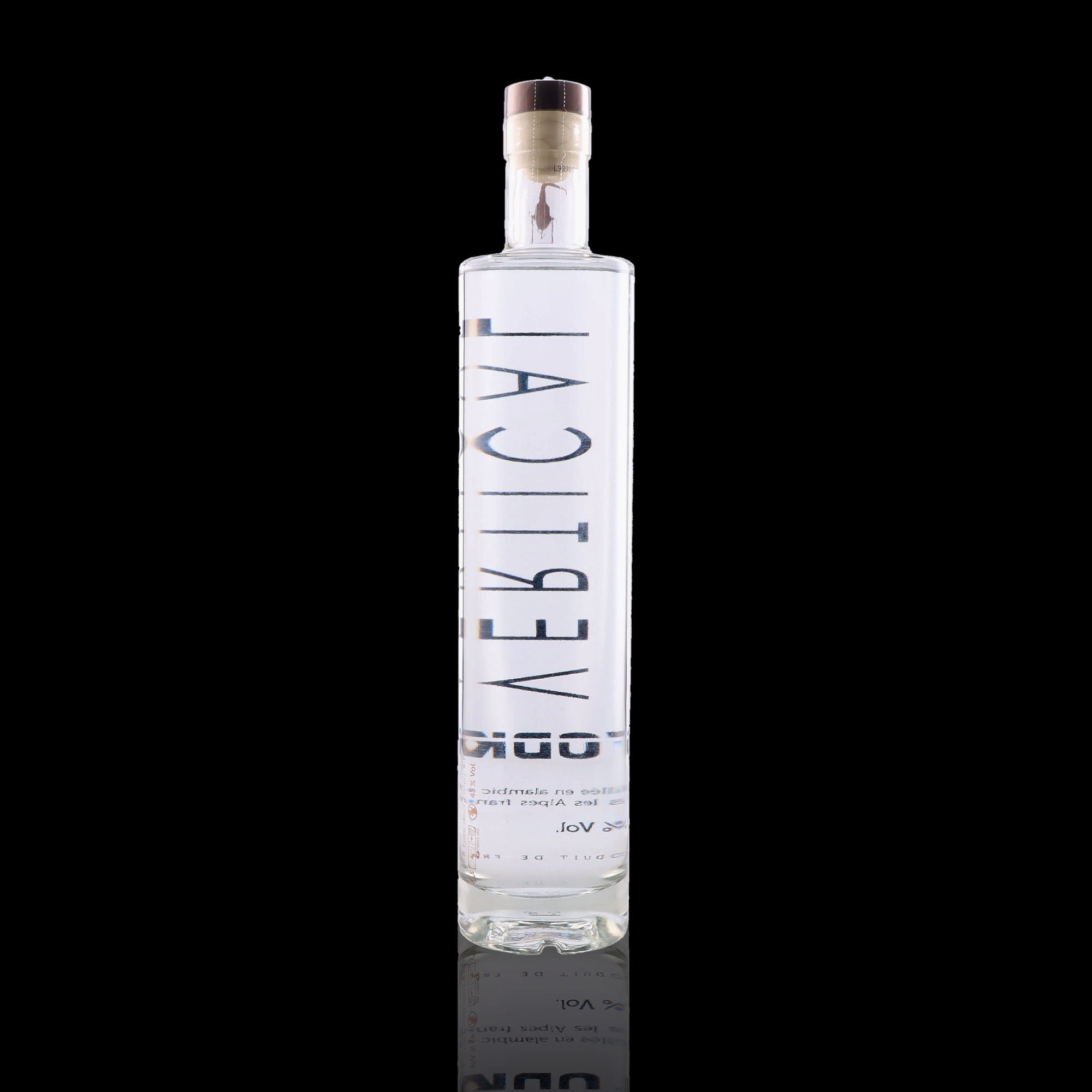 Une bouteille de Vodka, de la marque Vertical.