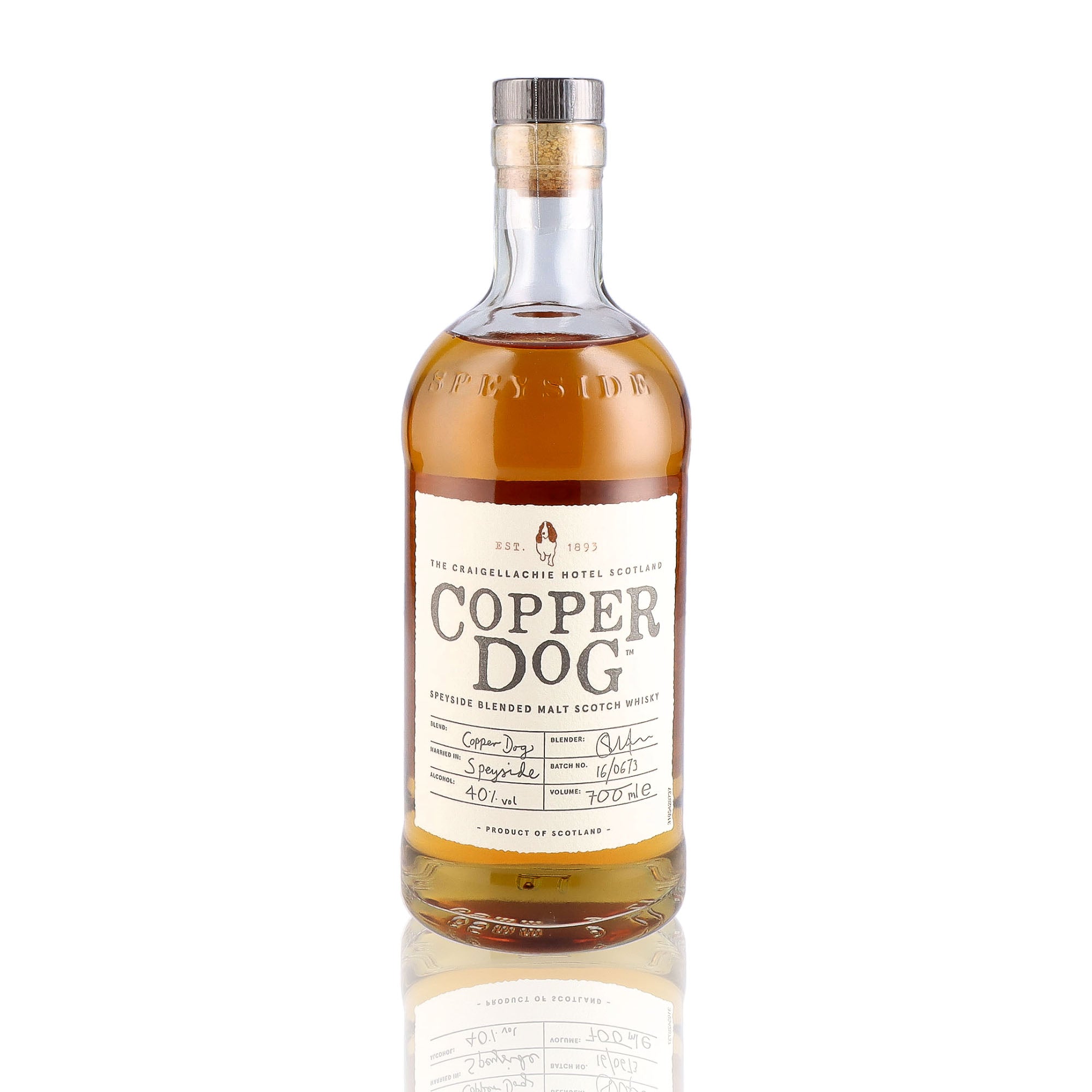 Une bouteille de Scotch Whisky Blends de la marque Copper Dog.