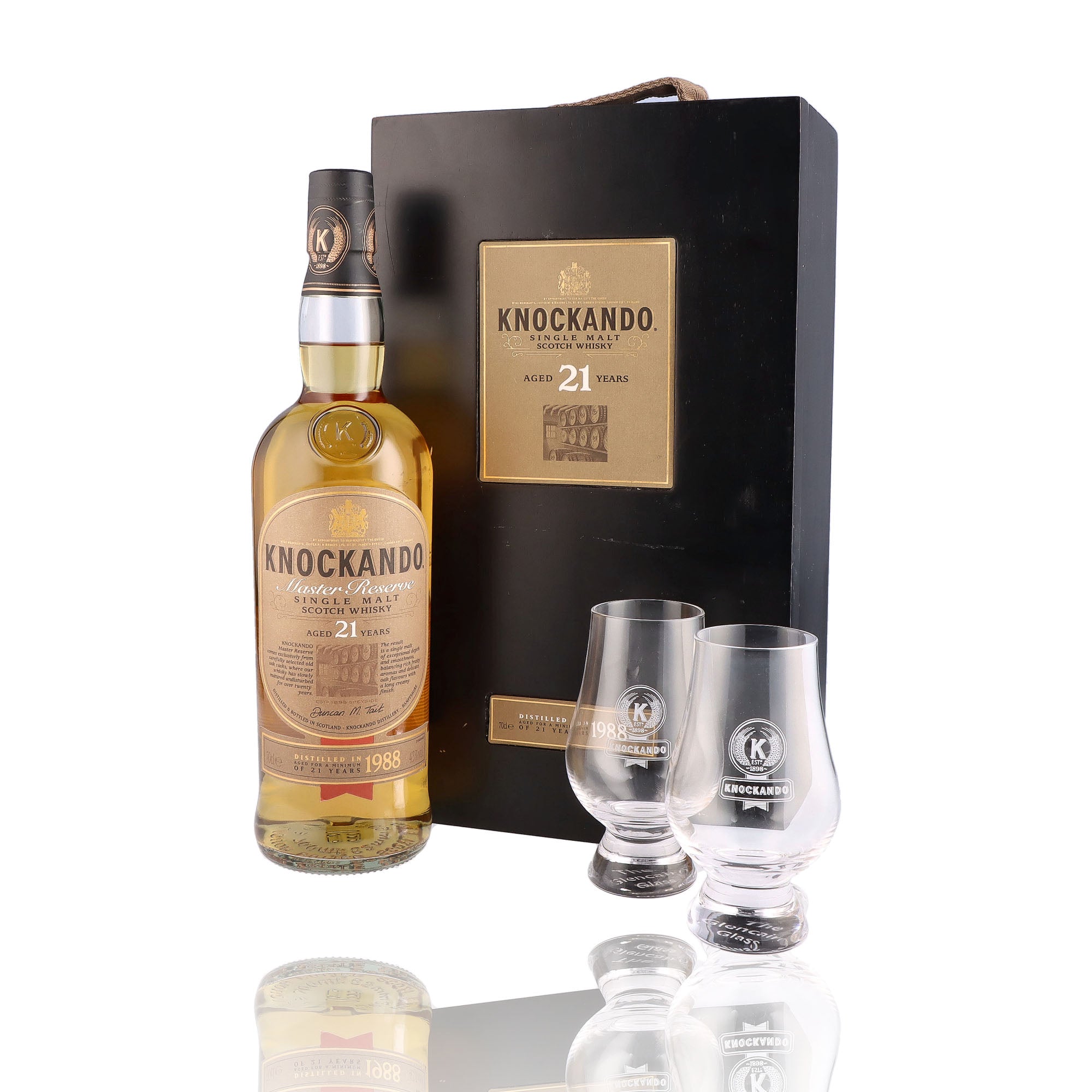 Un coffret de Scotch Whisky Single Malt de la marque Knockando, nommée Master Reserve et 2 verres, 21 ans d'âge.