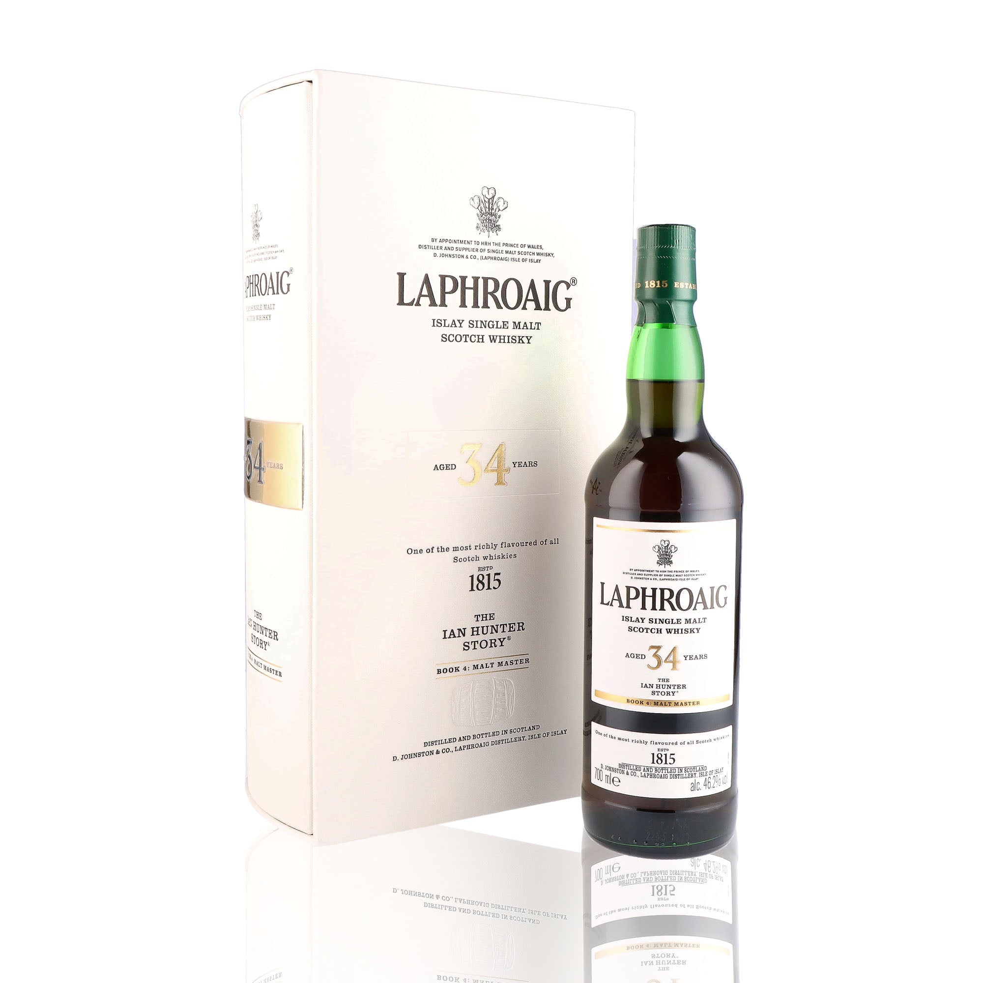 Une bouteille de Scotch Whisky Single Malt de la marque Laphroaig, nommée, The Ian Hunter Story Book 4, 34 ans d'âge.
